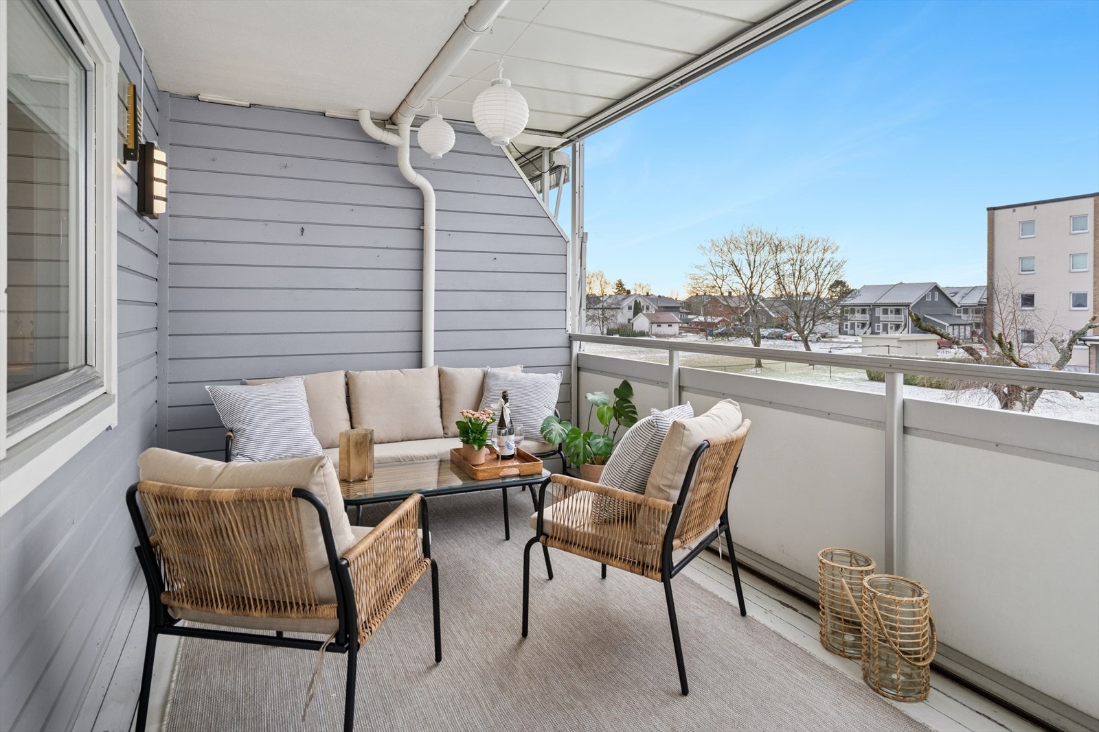 Balkongen er praktisk overbygget, samt at det er god plass til å ha utemøblement her. Galleribilde