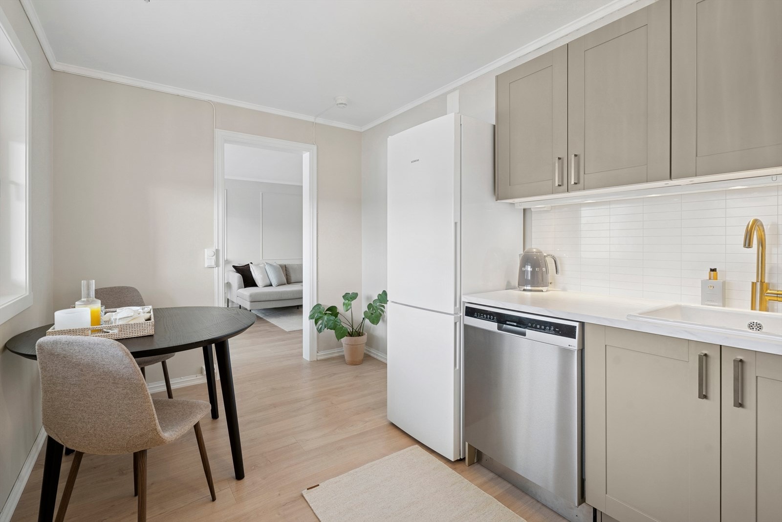 Ved kjøkkenområdet er det plass til å ha en mindre spisegruppe for de mer raske måltidene om ønskelig. Galleribilde