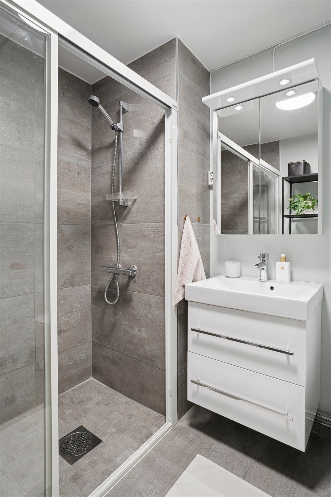 Innredningen består av speil, servant med seksjon, toalett og dusjnisje med glassvegger. Galleribilde