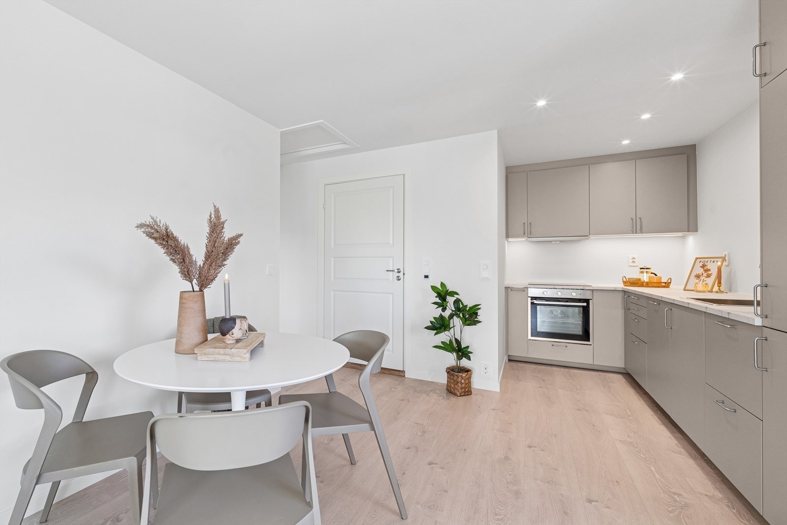 Moderne kjøkken med mye skal -og benkeplass. Galleribilde