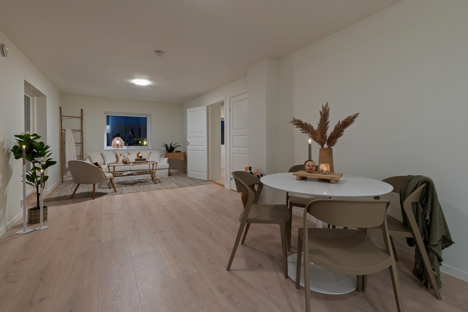 Stilfull stue med utgang til veranda. Galleribilde