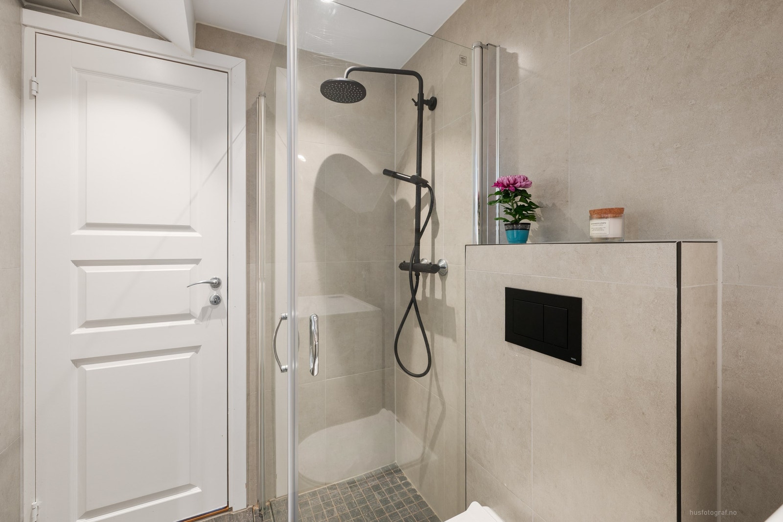 Badet har dusjhjørne med regnfallsdusj, downlights i tak og gulvvarme Galleribilde