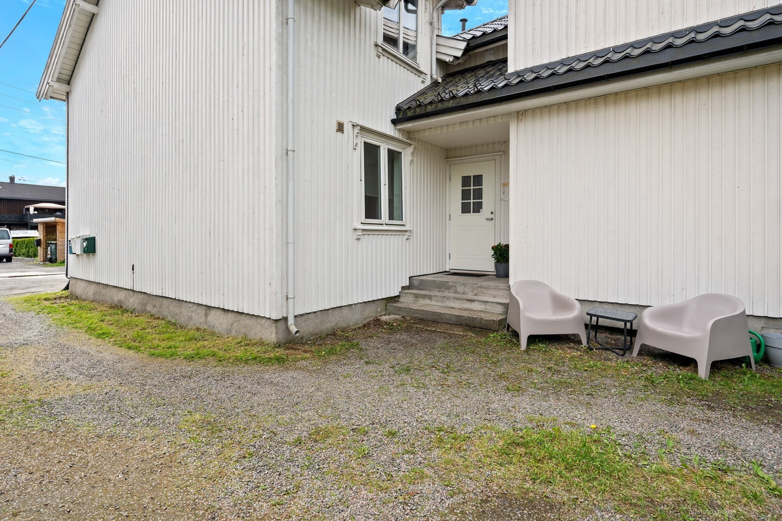 Utvendig trappeadkomst til eget inngangsparti i 1. etasje med videre trappeadkomst til leiligheten i 2. etasje Galleribilde