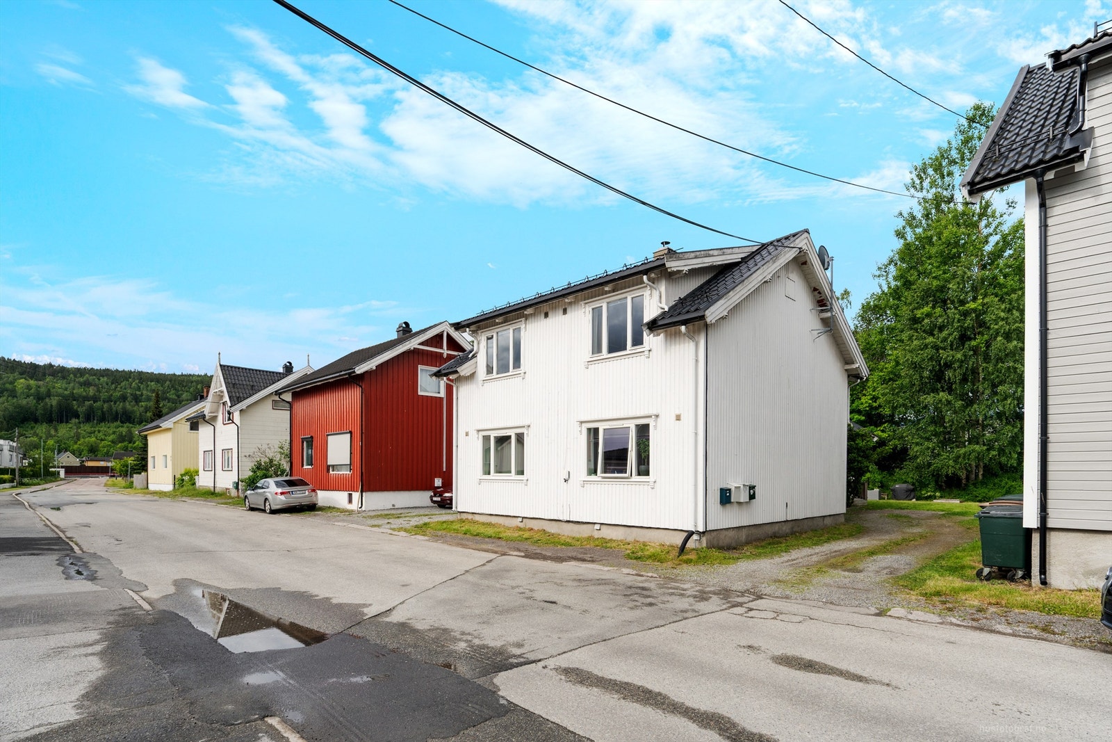 Leiligheten er i øverste etasje og har vinduer langs tre vegger Galleribilde