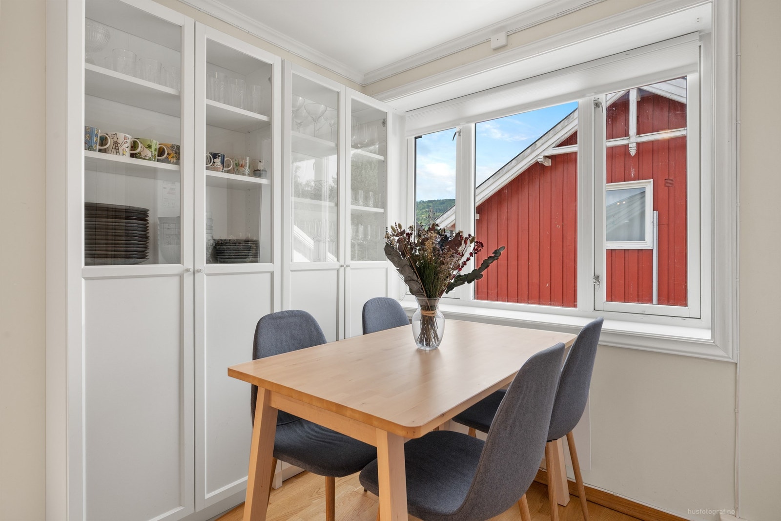 Mulighet for spiseplass ved vinduet på kjøkkenet Galleribilde