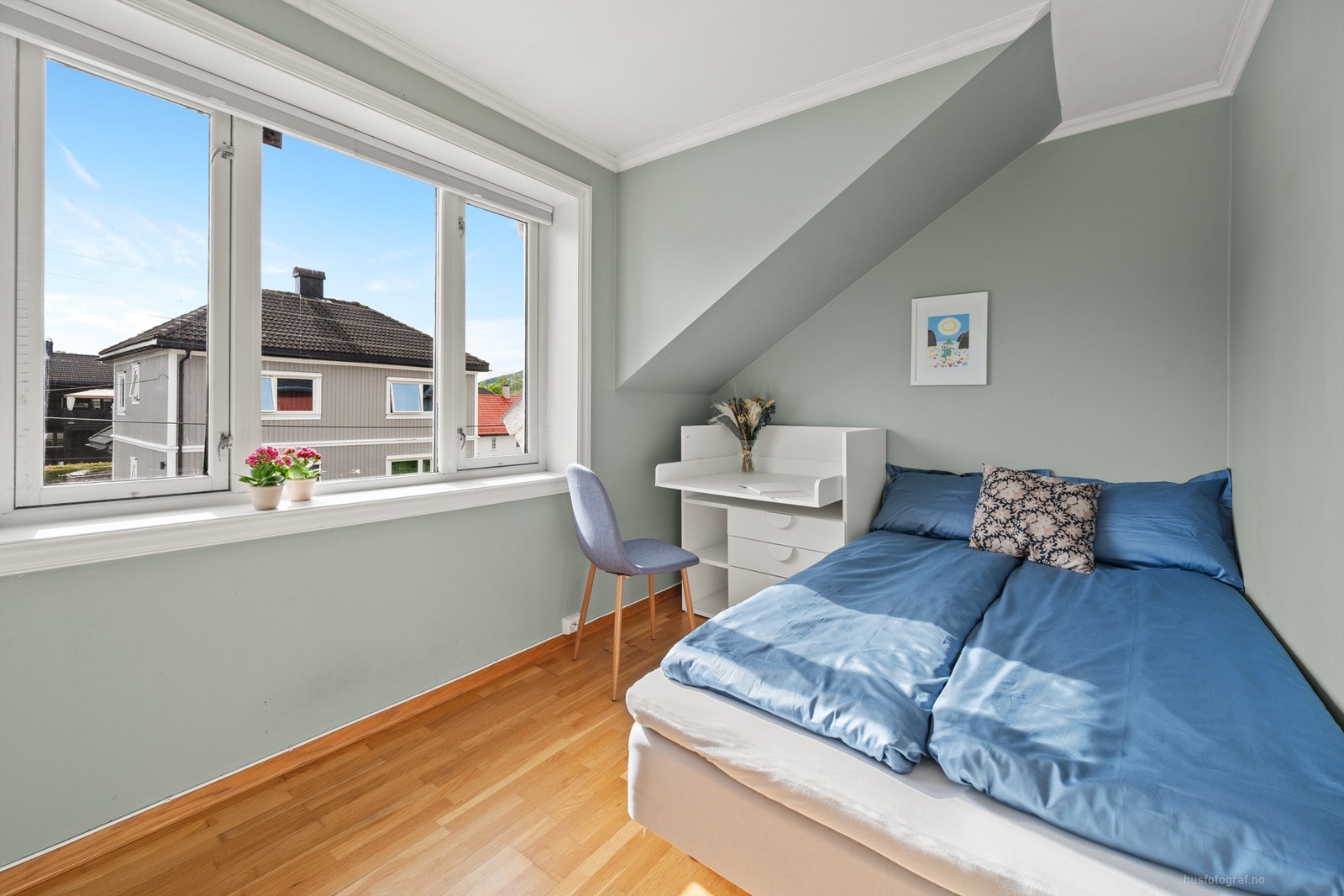 Soverom 2 med parkett på gulv, malte vegger og malt himling Galleribilde