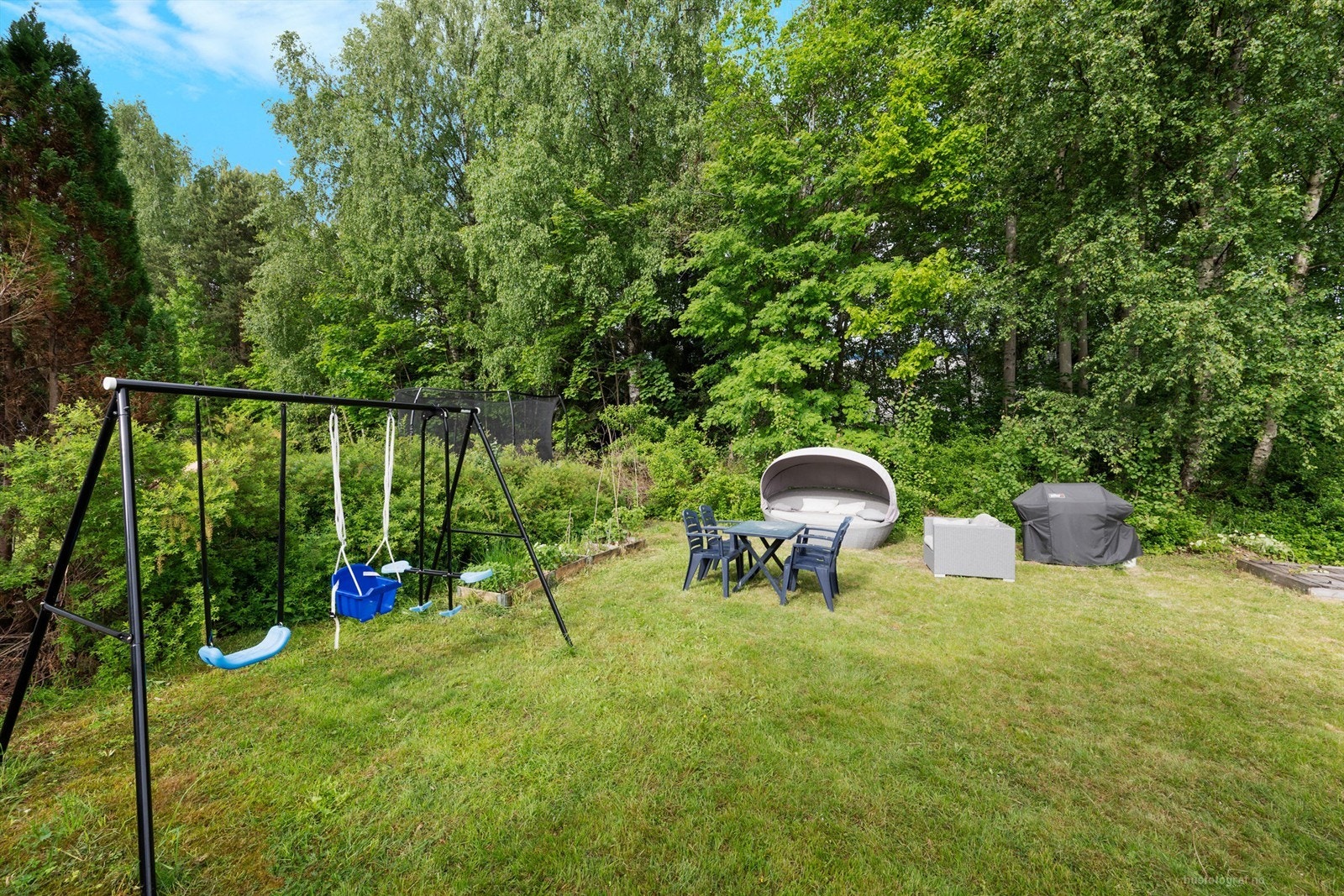 Hagen er stor og har god boltreplass Galleribilde