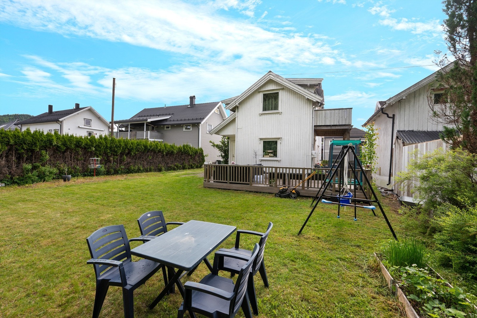 Umiddelbar nærhet til barnehage og idrettspark - Kort gangavstand til kjøpesenter og togstasjon Galleribilde