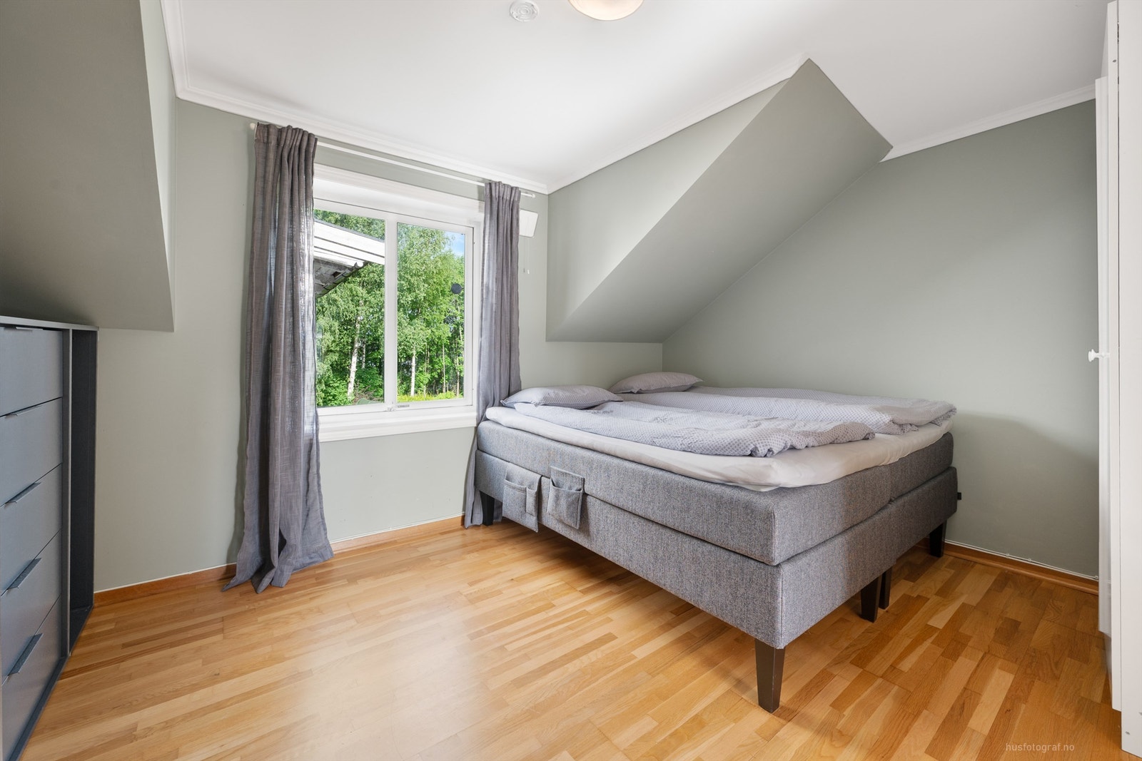 Soverom 1 med parkett på gulv, malte vegger og malt himling Galleribilde