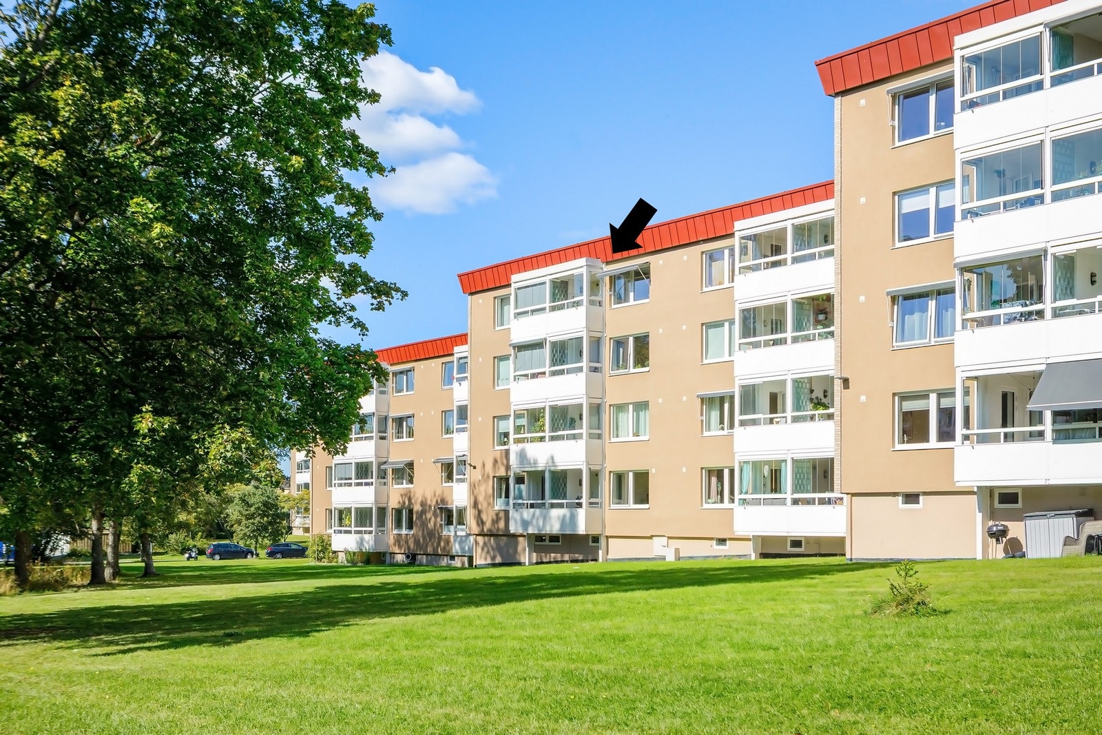 Usjenert toppleilighet med gode lysforhold og solrik balkong Galleribilde