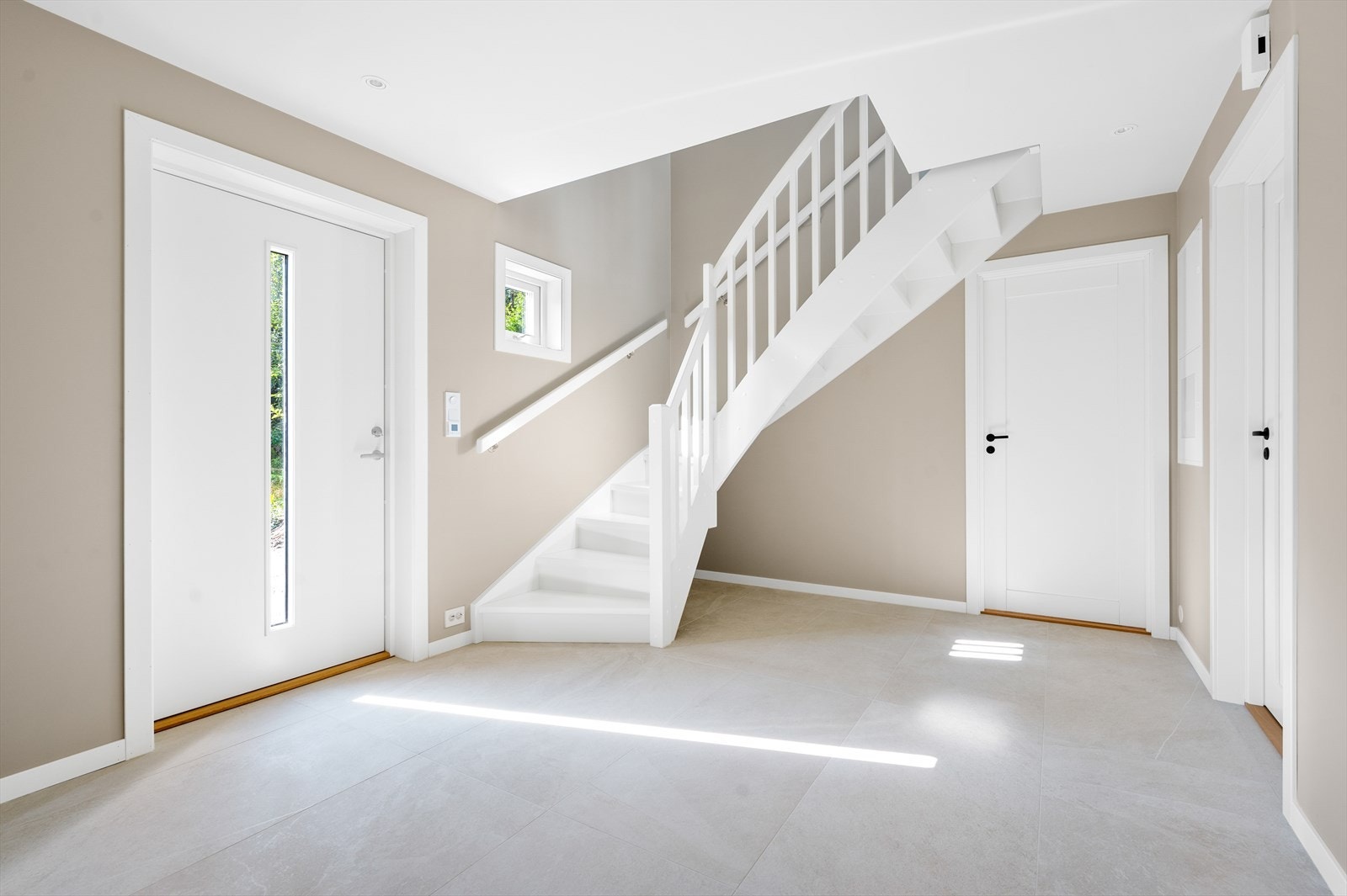 Romslig entre/hall med trapp til 2.etasje. Galleribilde