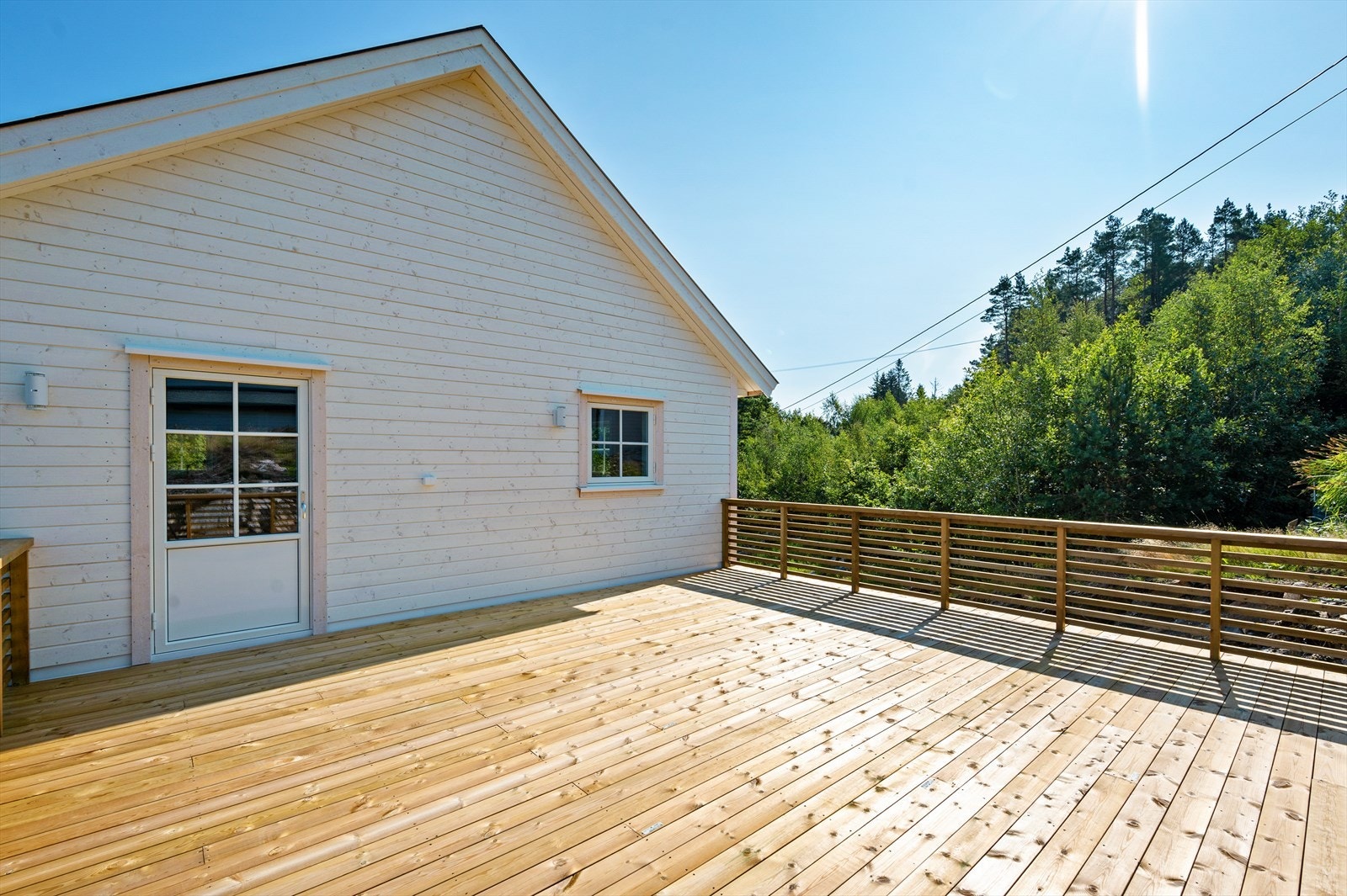 Stor solrik terrasse på taket av garasjen - utgang fra stue i 2.etasje. Galleribilde