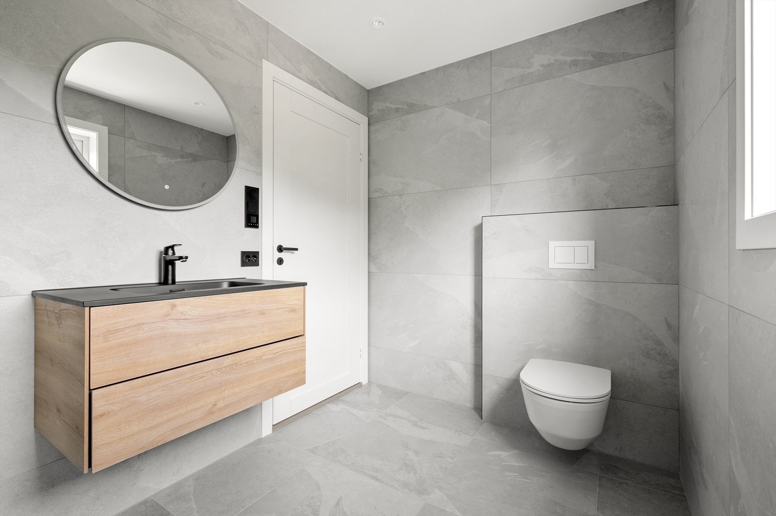 Bad/wc i 2.etasje - Innredninger fra Megaflis, vegghengt toalett. Galleribilde