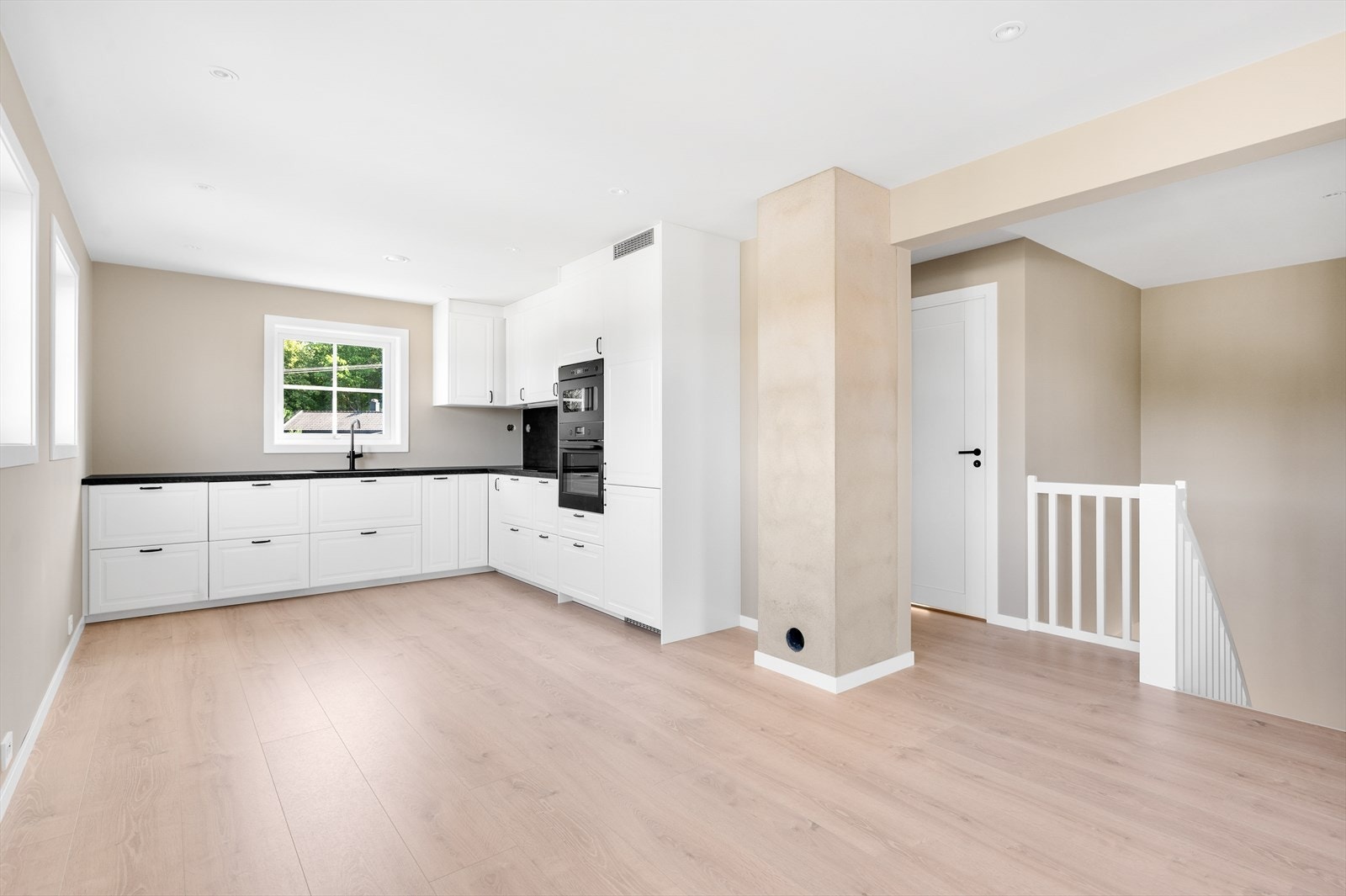 Stue/kjøkken i åpen løsning med trapp fra 1.etasje. Galleribilde