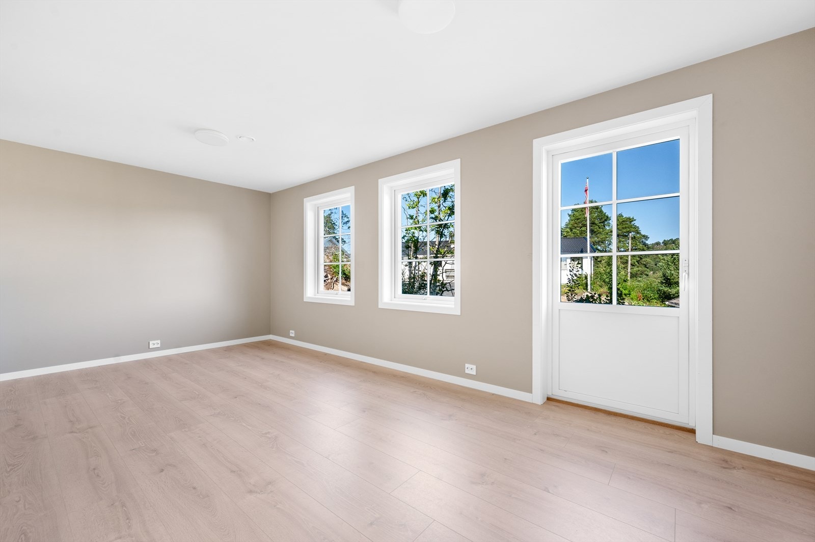 Stue i 1.etasje med utgang til tomten. Galleribilde