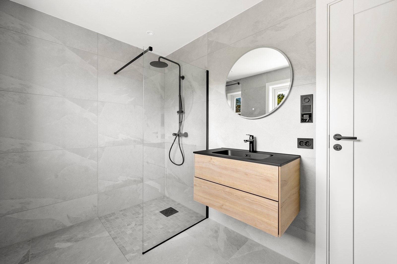 Bad/wc i 2.etasje - Innredning fra Megaflis, dusjhjørne med dører av herdet glass. Galleribilde