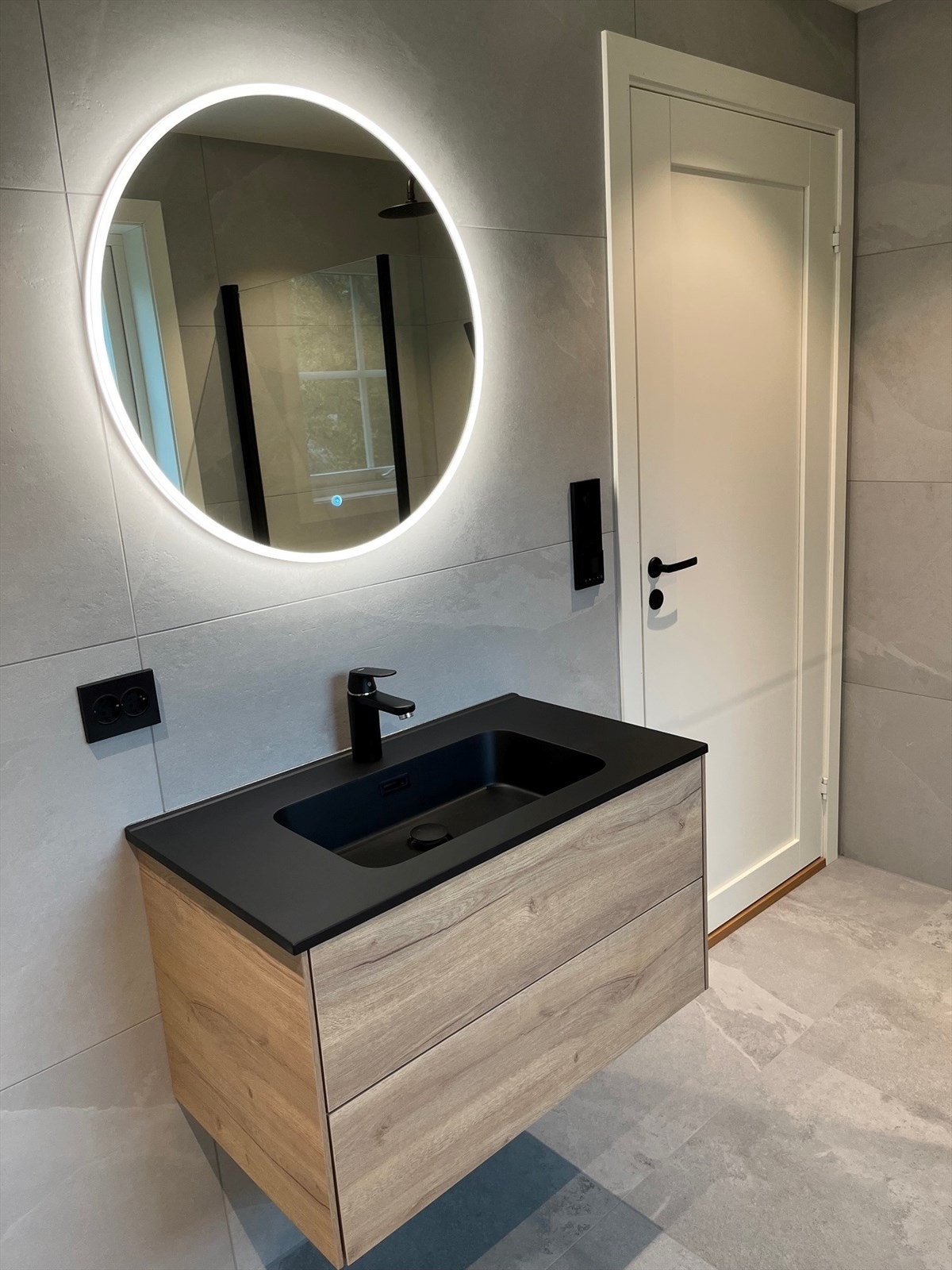 Bad/wc/vaskerom i 1.etasje - Servantskap fra Megaflis og speil med belysning. Galleribilde