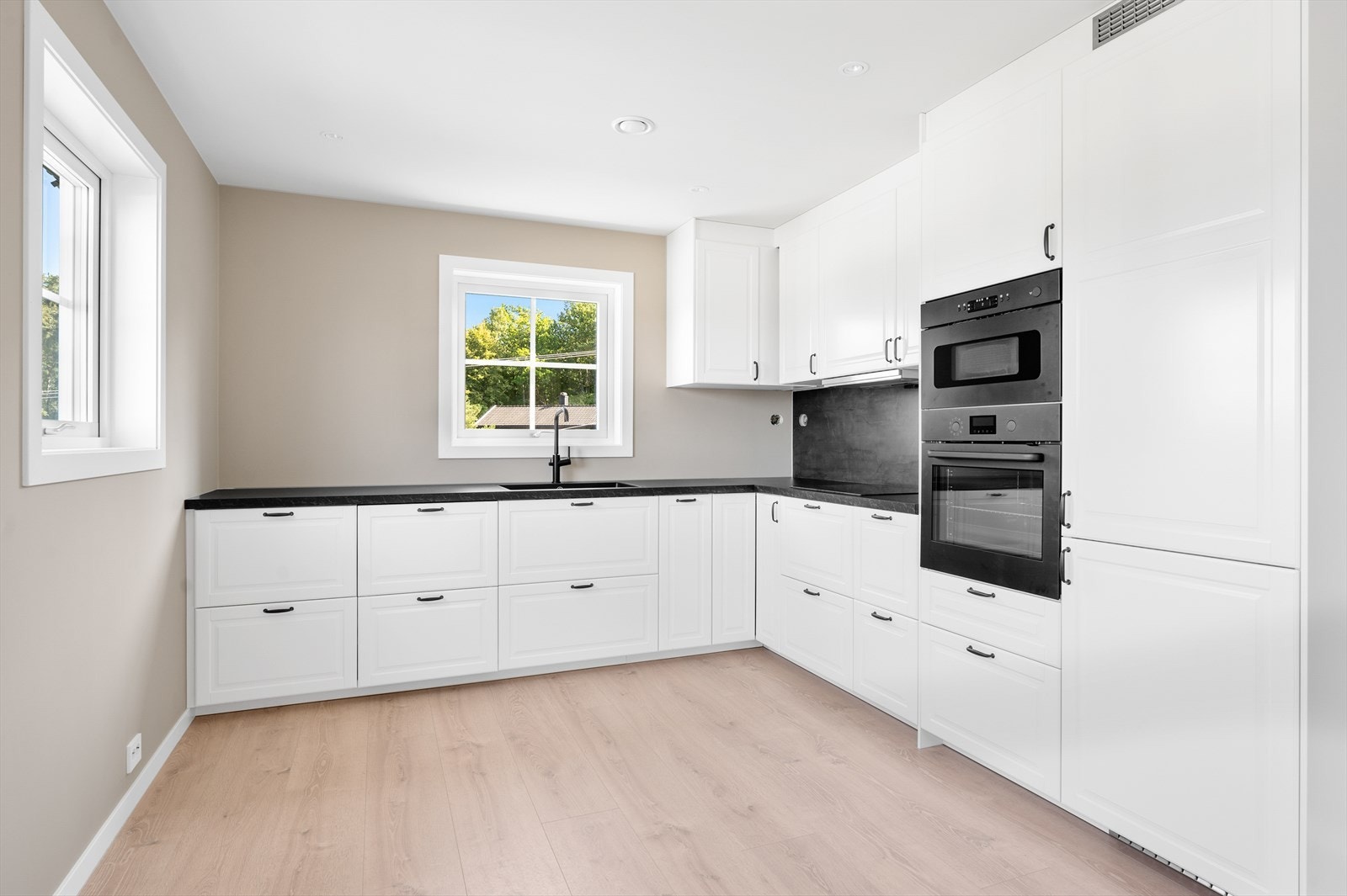 Kjøkkeninnredning fra IKEA med integrerte hvitevarer. Galleribilde