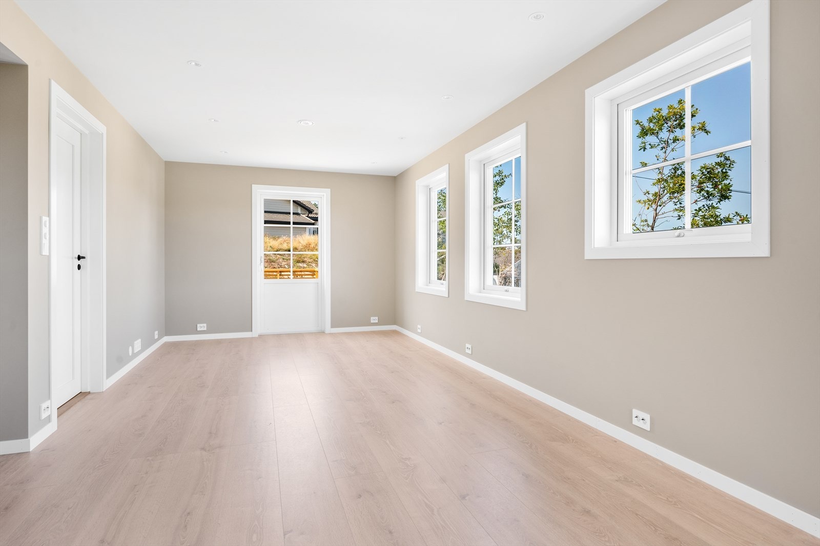 Fra stuen er det utgang til en stor solrik terrasse på taket av garasjen. Galleribilde