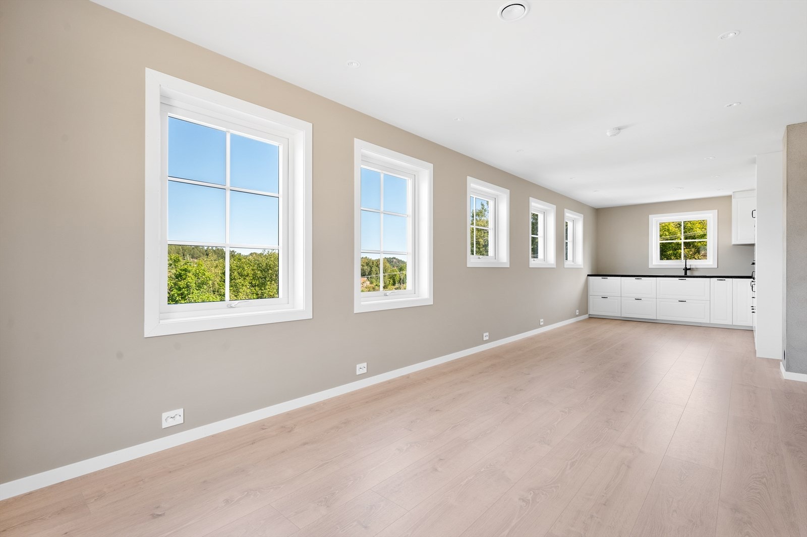 Stue/kjøkken i åpen løsning med trapp fra 1.etasje. Galleribilde