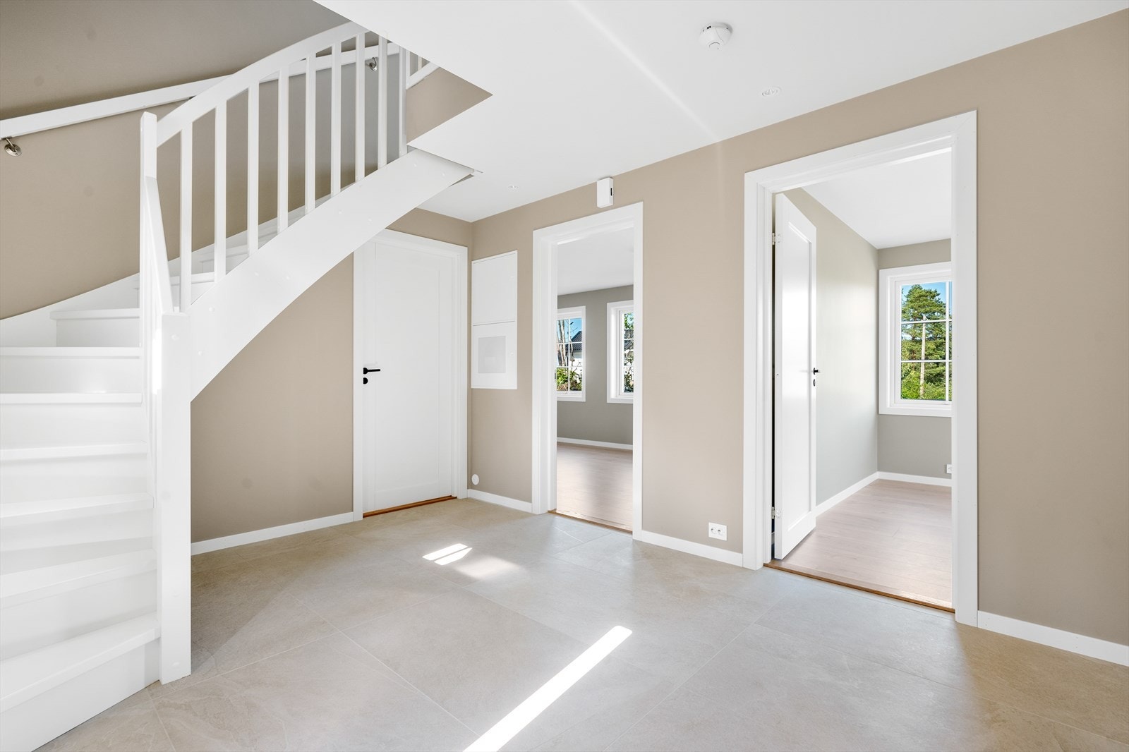 Fra entre/hall er det tilgang til 2 soverom, stue og bad/wc/vaskerom. Galleribilde