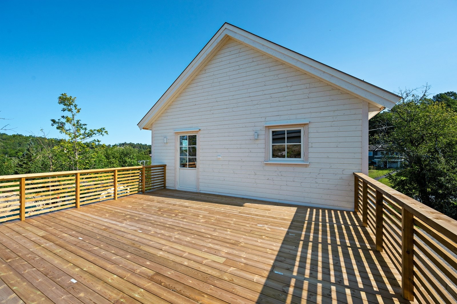 Stor solrik terrasse på taket av garasjen - utgang fra stue i 2.etasje. Galleribilde