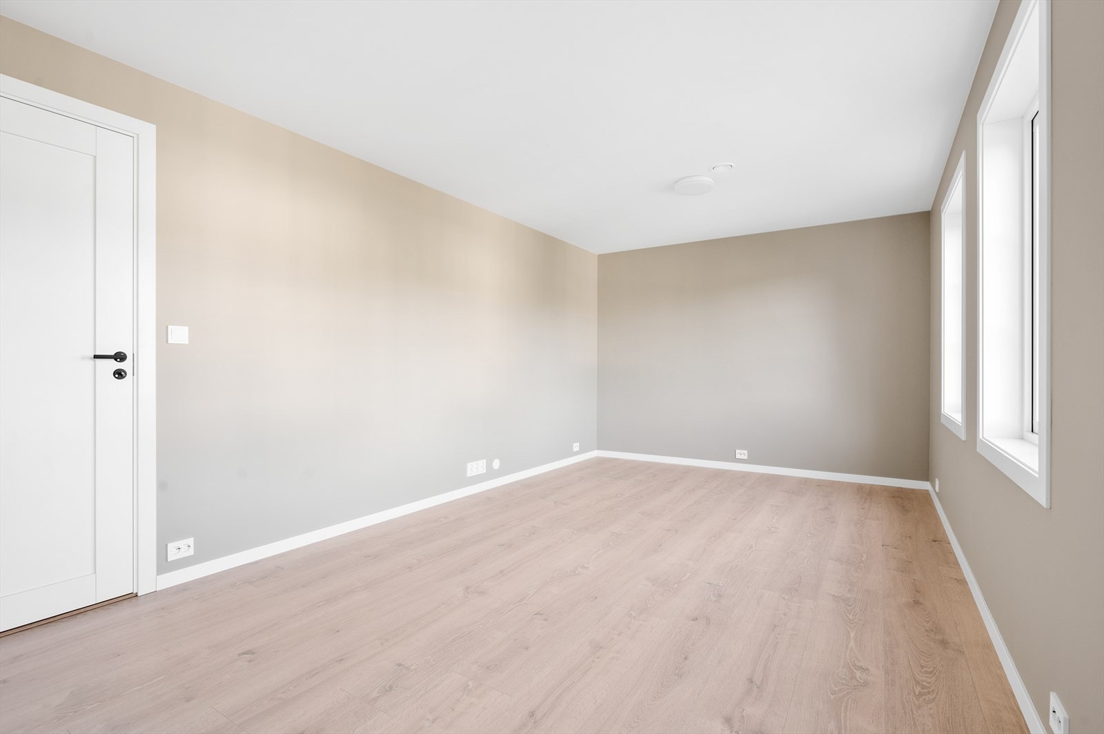 Stue i 1.etasje med utgang til tomten. Galleribilde