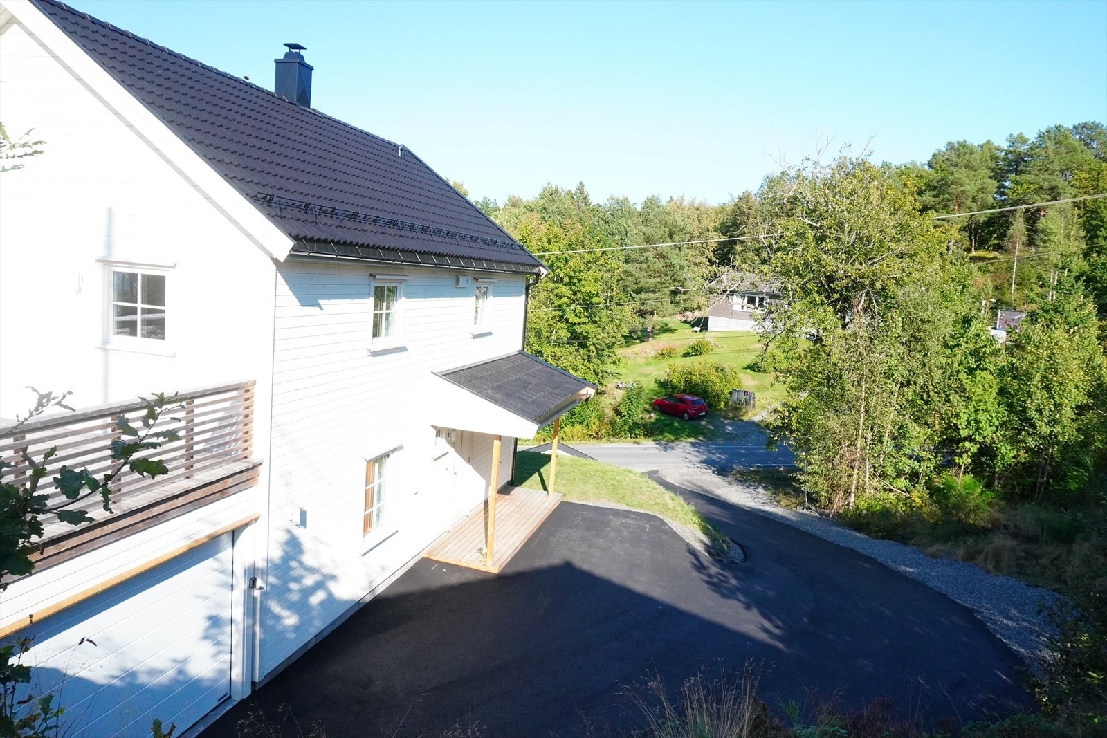 Asfaltert adkomstvei og tun. Galleribilde