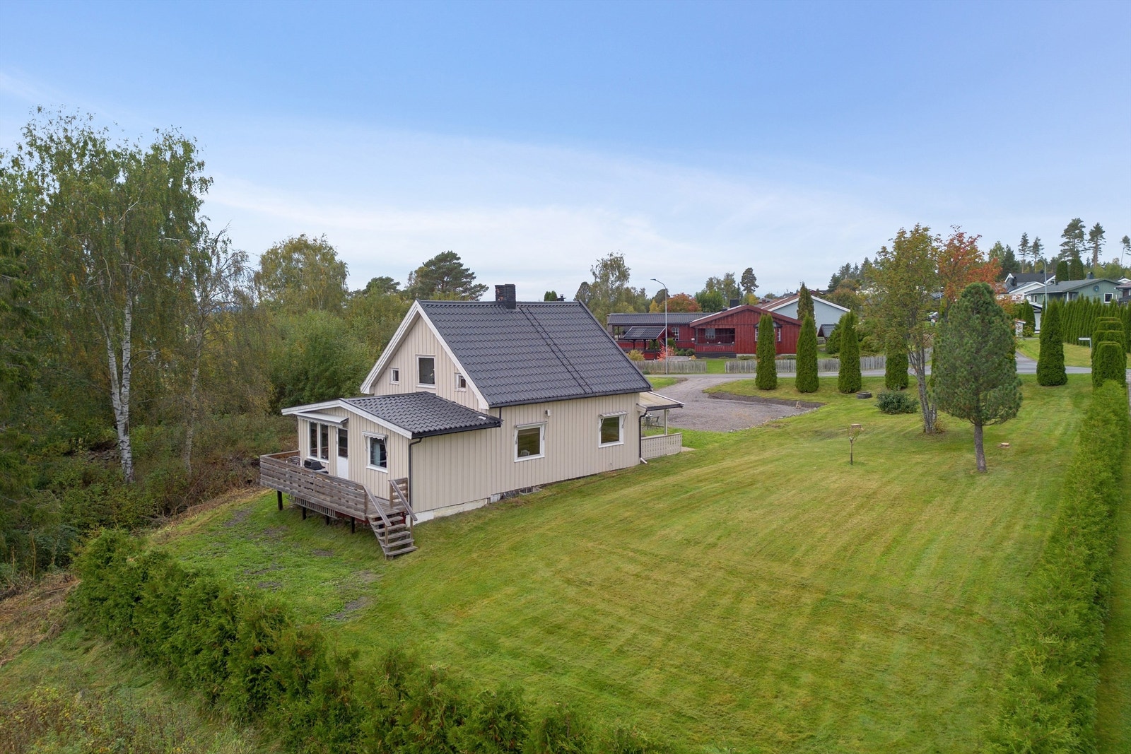 Eiendommen har stor tomt og et separat uthus med garasje og lagringsplass. Galleribilde