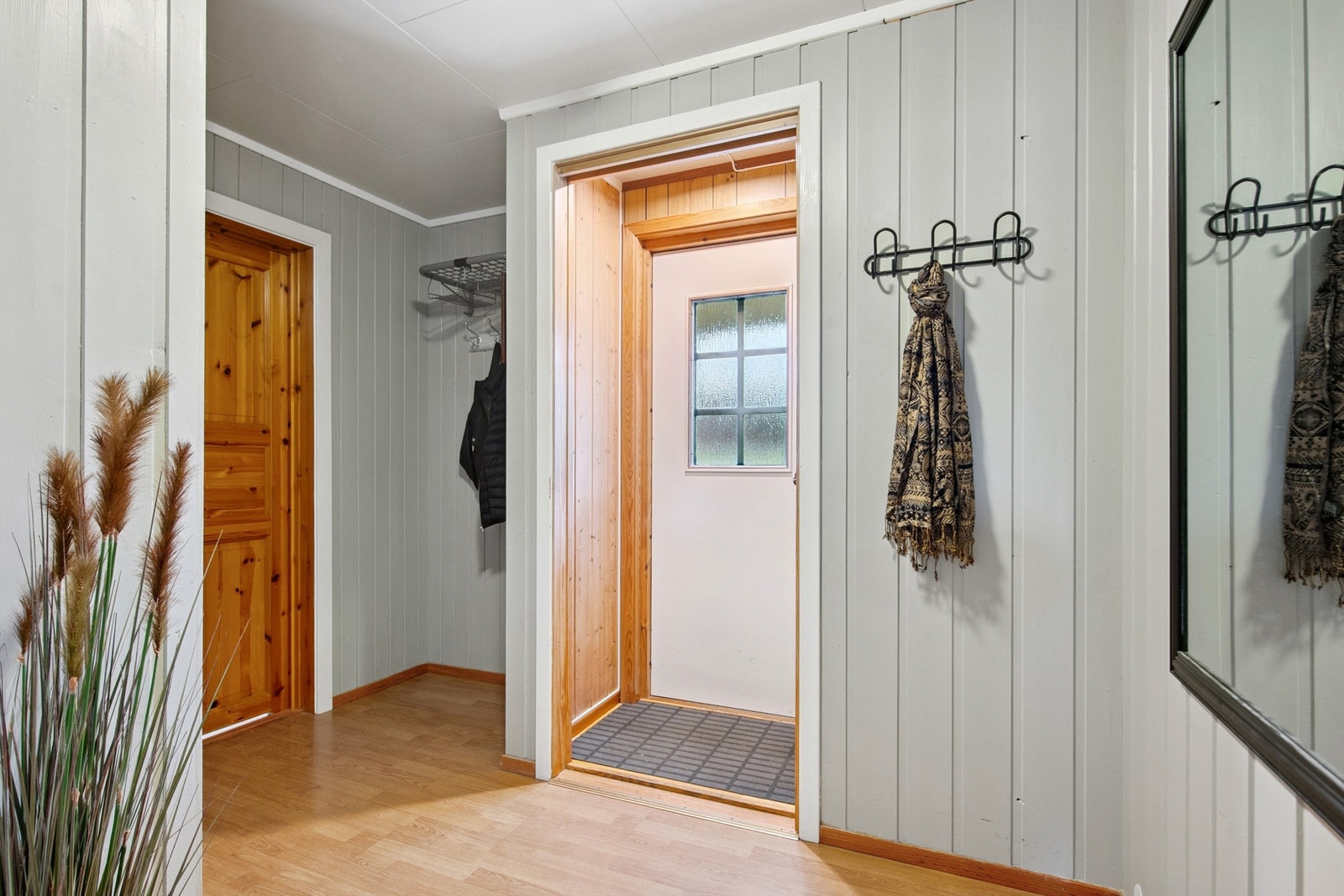 Fra inngangspartiet kommer du inn i en innergang med adkomst til begge bad, stue og kjøkken i 1. etasje. Galleribilde