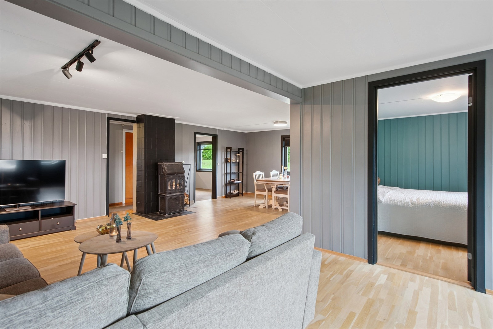 En sentralt plassert vedovn gir effektiv varme og en lun atmosfære. Galleribilde