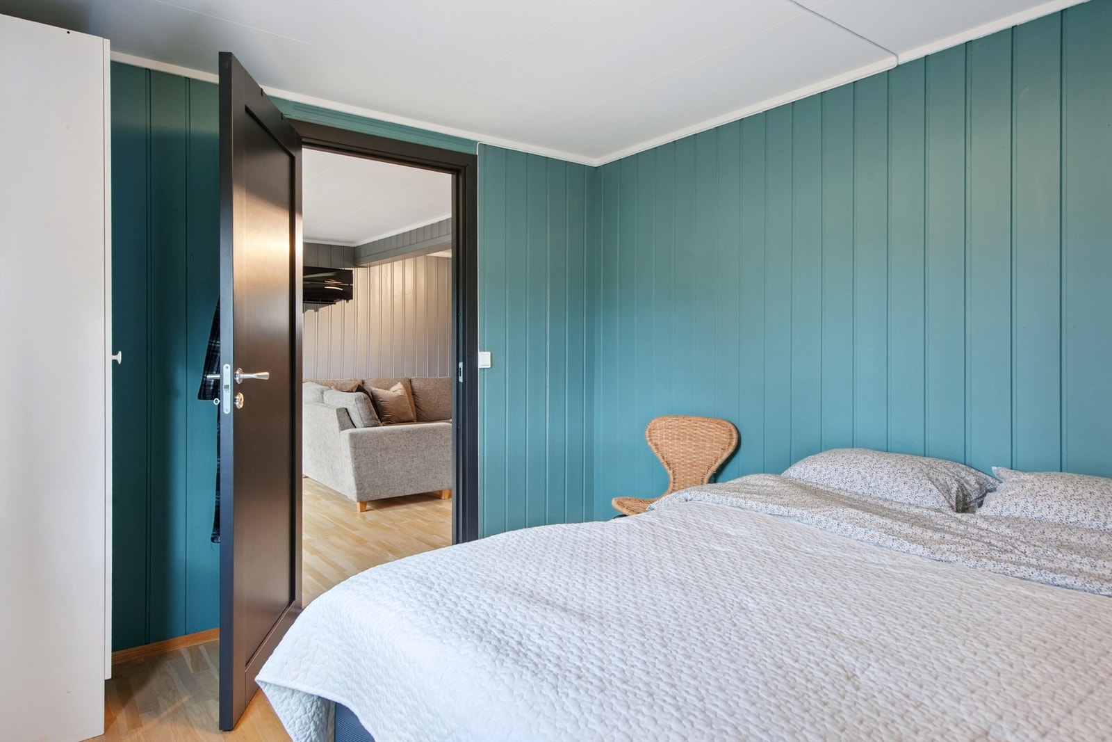 I første etasje finner du et romslig soverom med adkomst fra stuen. Galleribilde