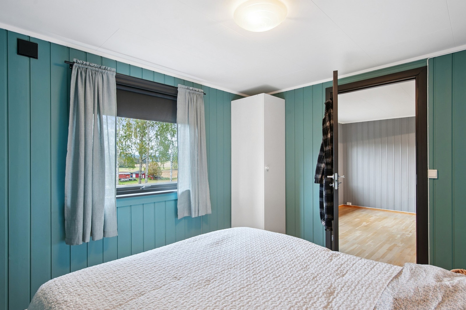 Dette soverommet er en del av et tilbygg og har god plass til dobbeltseng. Galleribilde