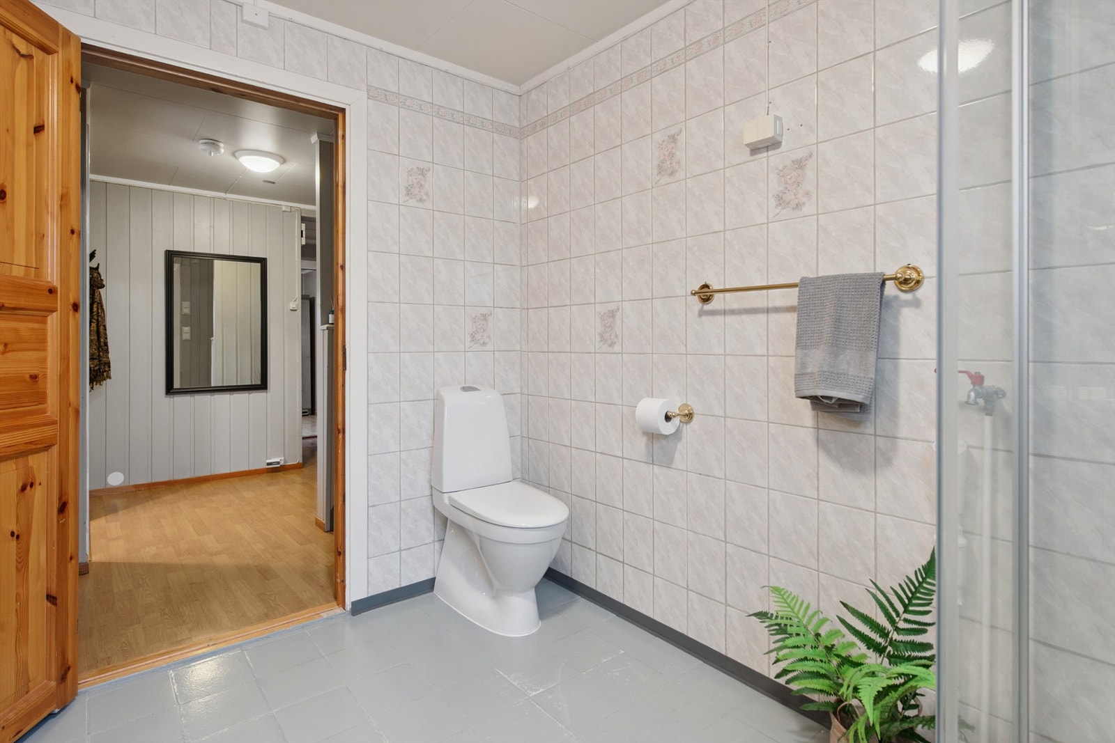 Toalettet og vannkranen på badet er av nyere dato. Galleribilde