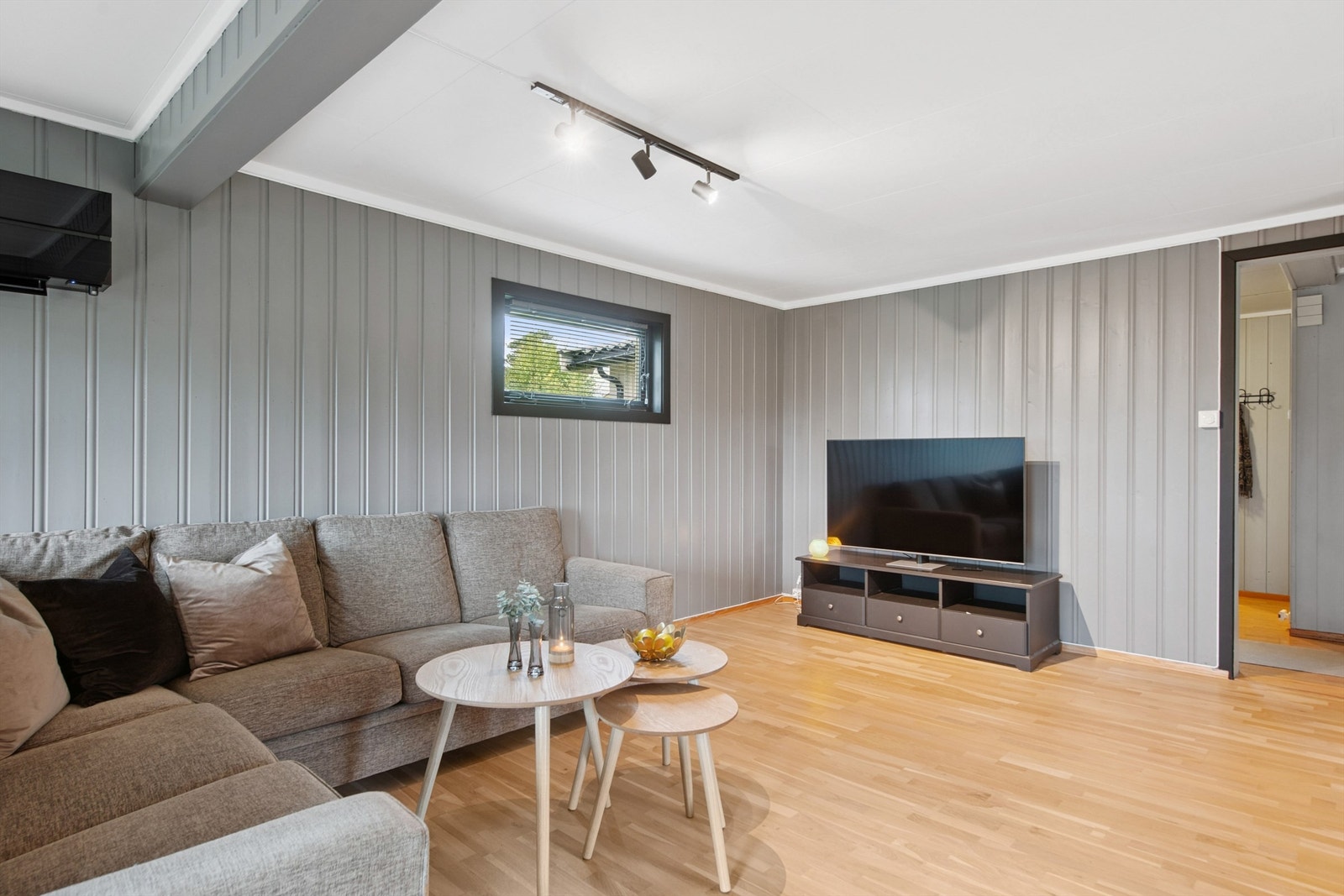 Hovedoppvarmingen besørges av en ny luft-til-luft varmepumpe, installert i 2024. Galleribilde