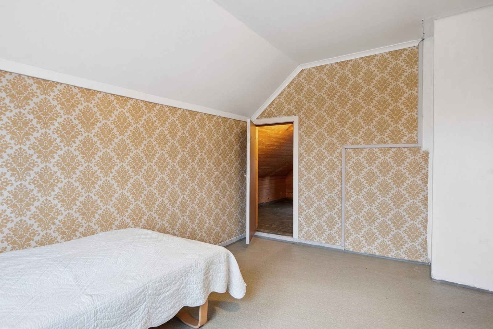 Det andre soverommet har direkte tilgang til lagringsplass i et kott. Galleribilde