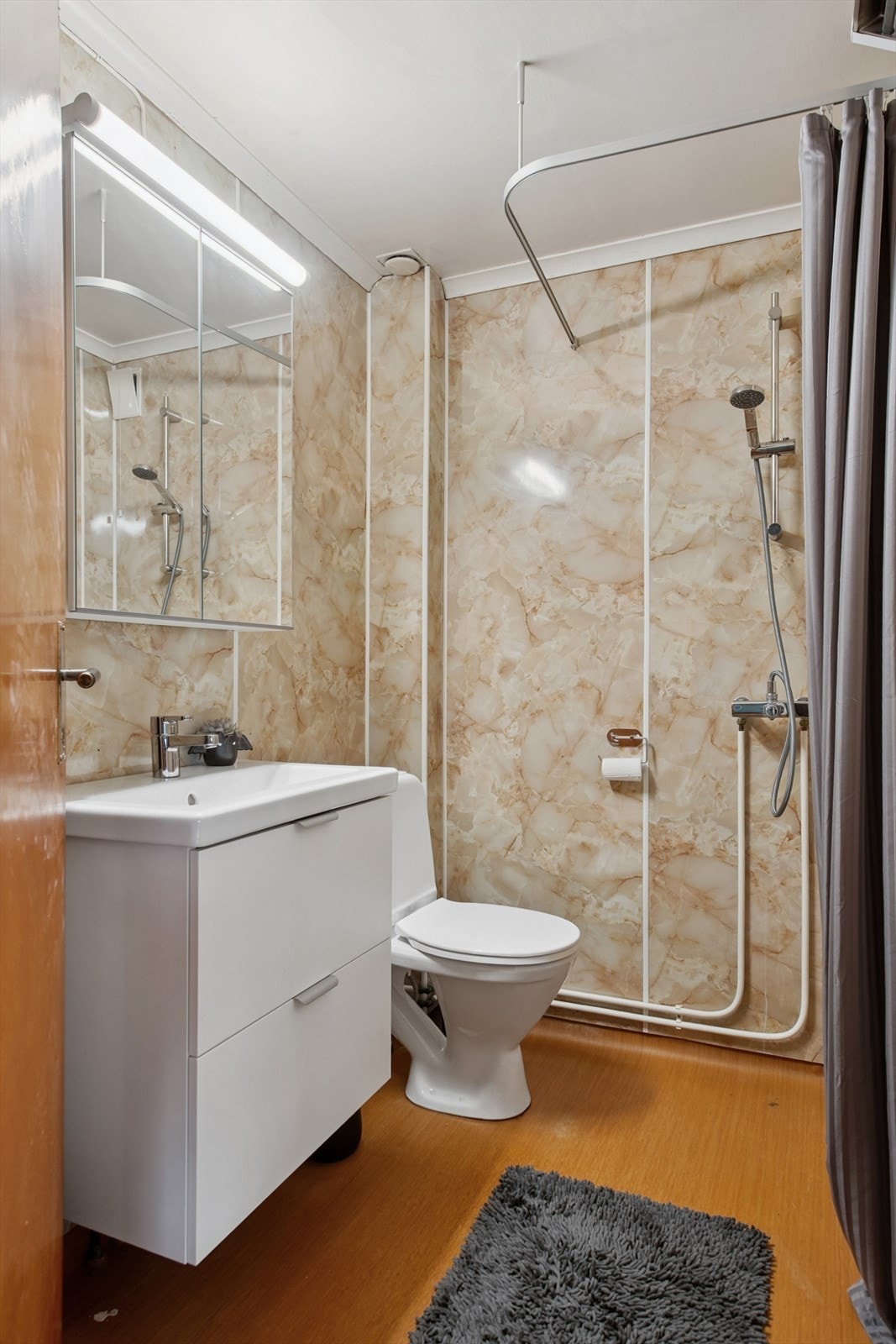 Boligens andre bad er fra 1970-tallet og har en enkel innredning med toalett og dusj. Galleribilde