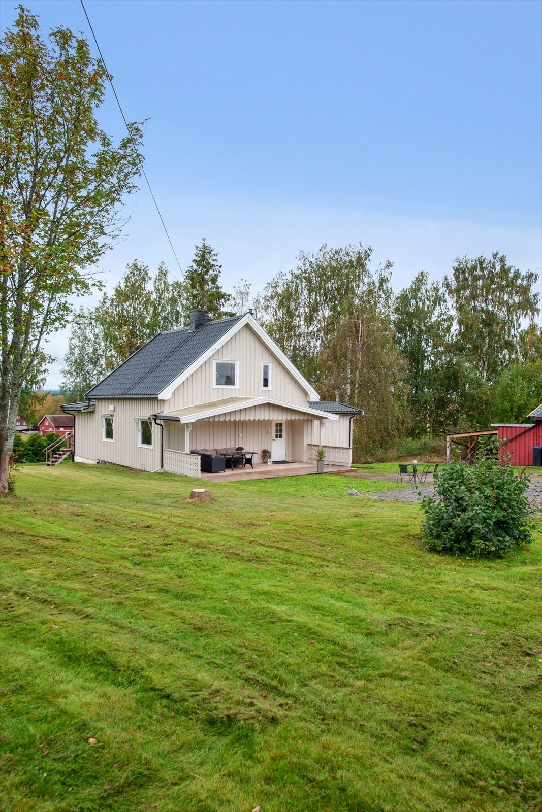 Enebolig fra 1951 beliggende på en romslig og solrik tomt med stor hage og gårdsplass. Galleribilde