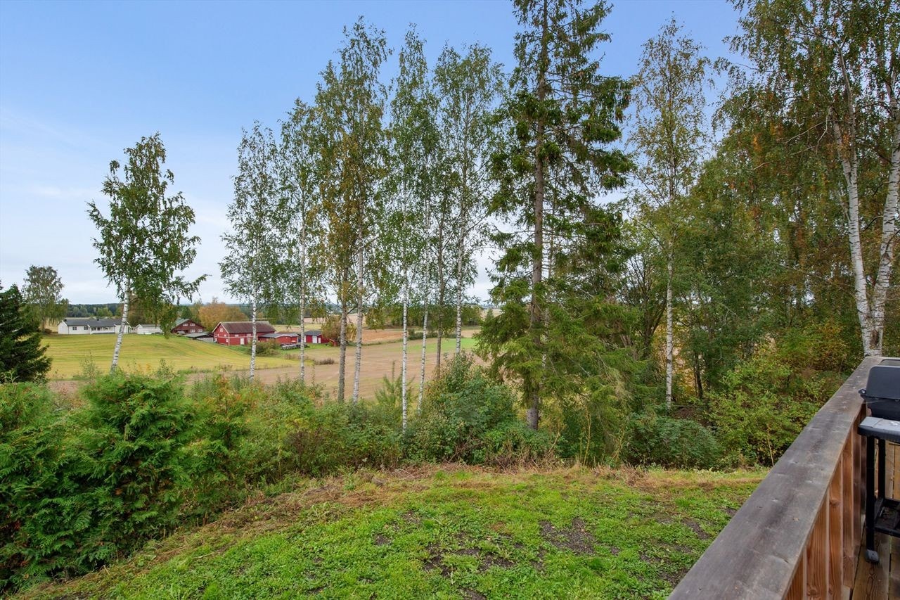 Fra eiendommen har du utsikt over et åpent og landlig kulturlandskap. Galleribilde