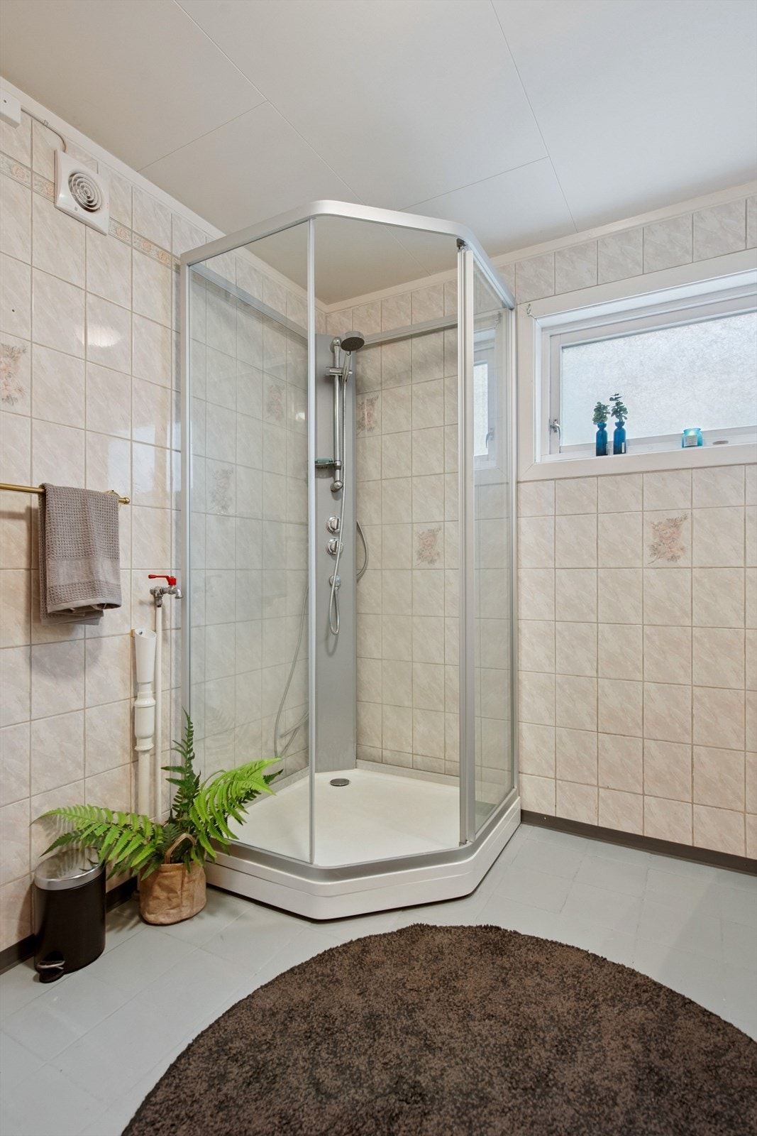 Her er det dusjkabinett, opplegg for vaskemaskin og en elektrisk styrt vifte. Galleribilde