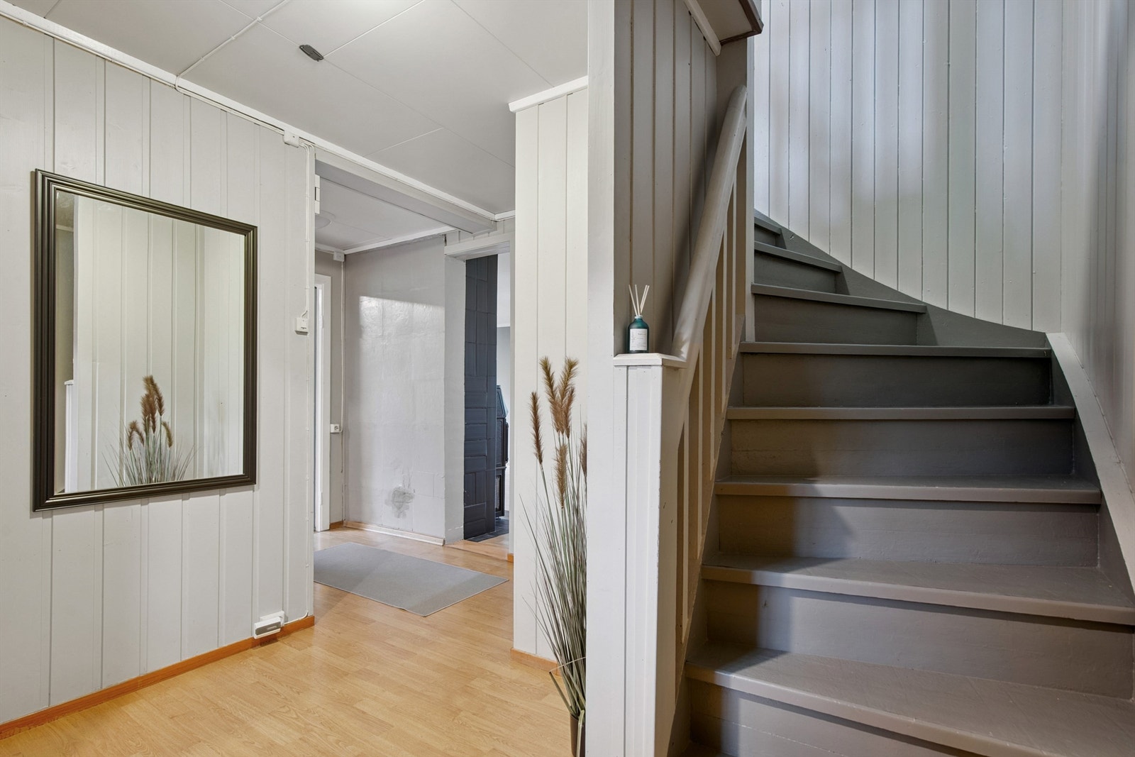 Den malte tretrappen knytter første og andre etasje sammen på en naturlig måte. Galleribilde