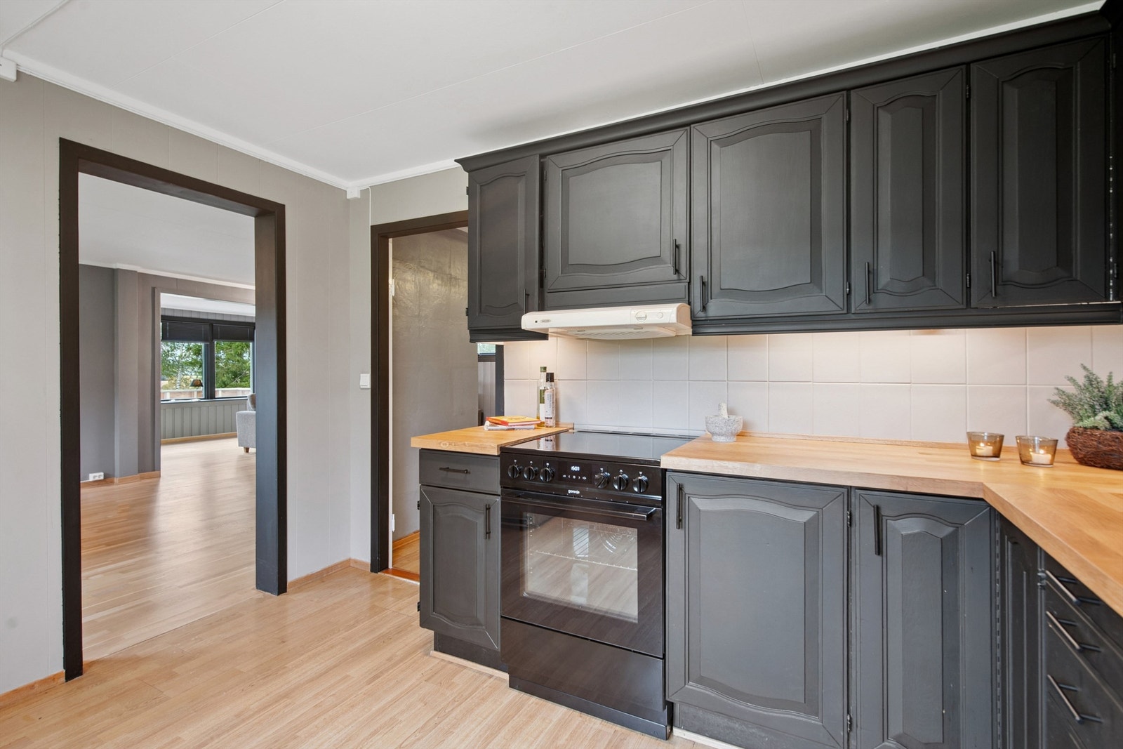 Kjøkken, med stue i bakkant. Galleribilde