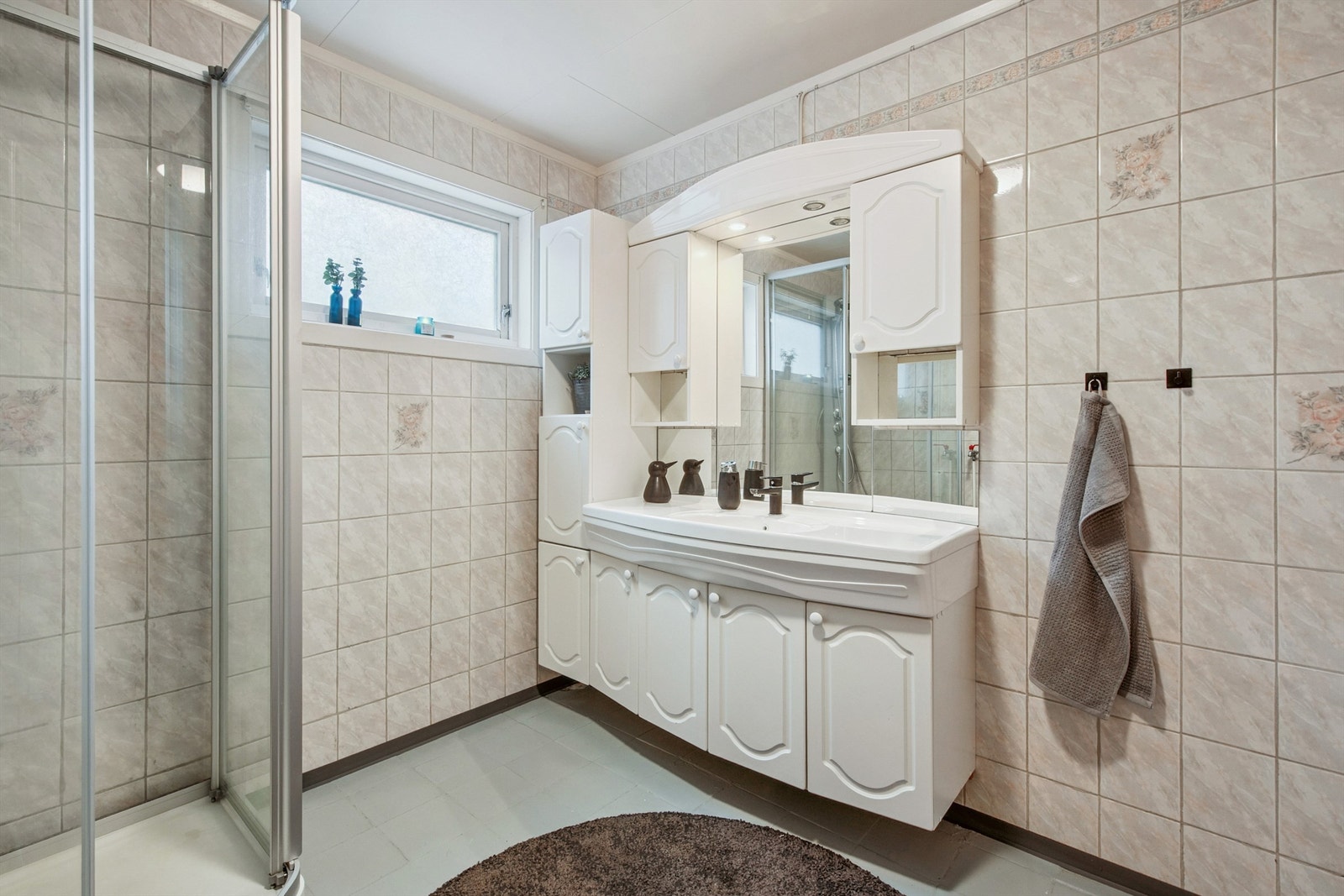 Gulvet er flislagt og har elektriske varmekabler for økt komfort. Galleribilde