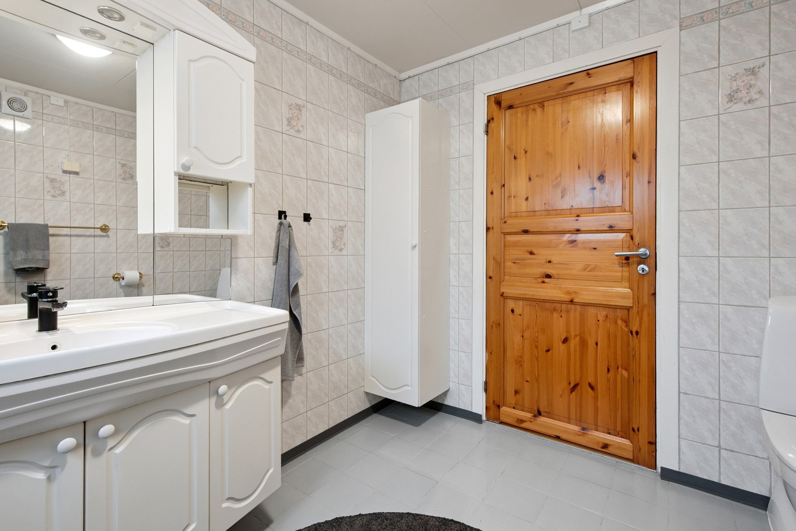 Badet i tilbygget fra 1997 har flislagte vegger og servantinnredning med oppbevaring. Galleribilde