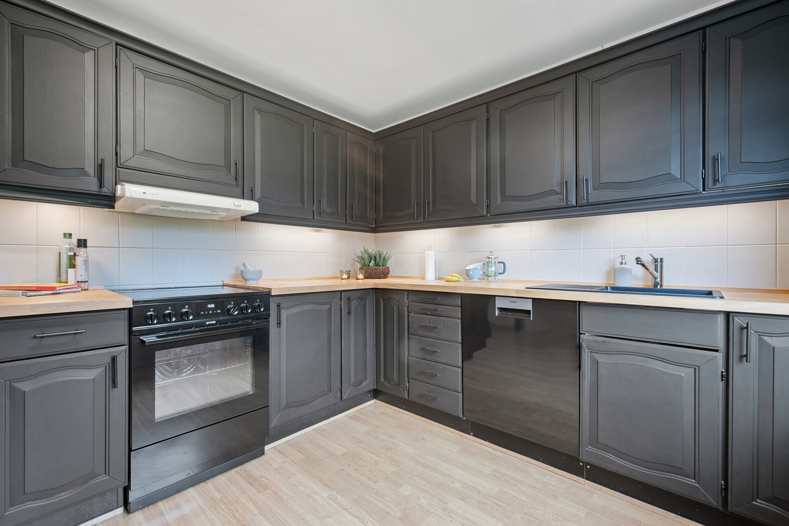 Innredningen har malte speilfronter, benkeplate i heltre og fliser i benkeryggen. Galleribilde