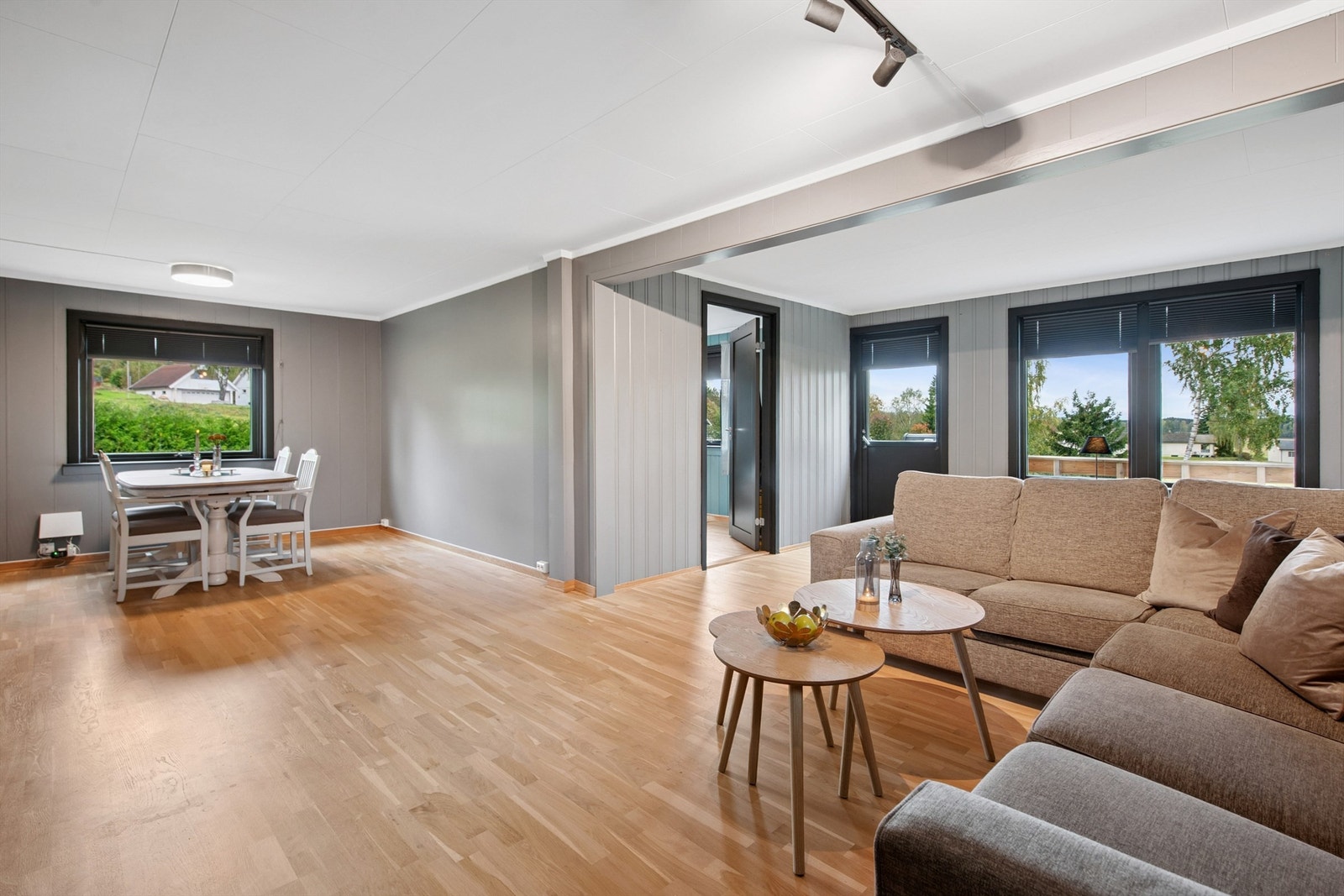 Rommet har en åpen løsning som gir god plass til en separat spisestue. Adkomst til soverom i bakkant. Galleribilde