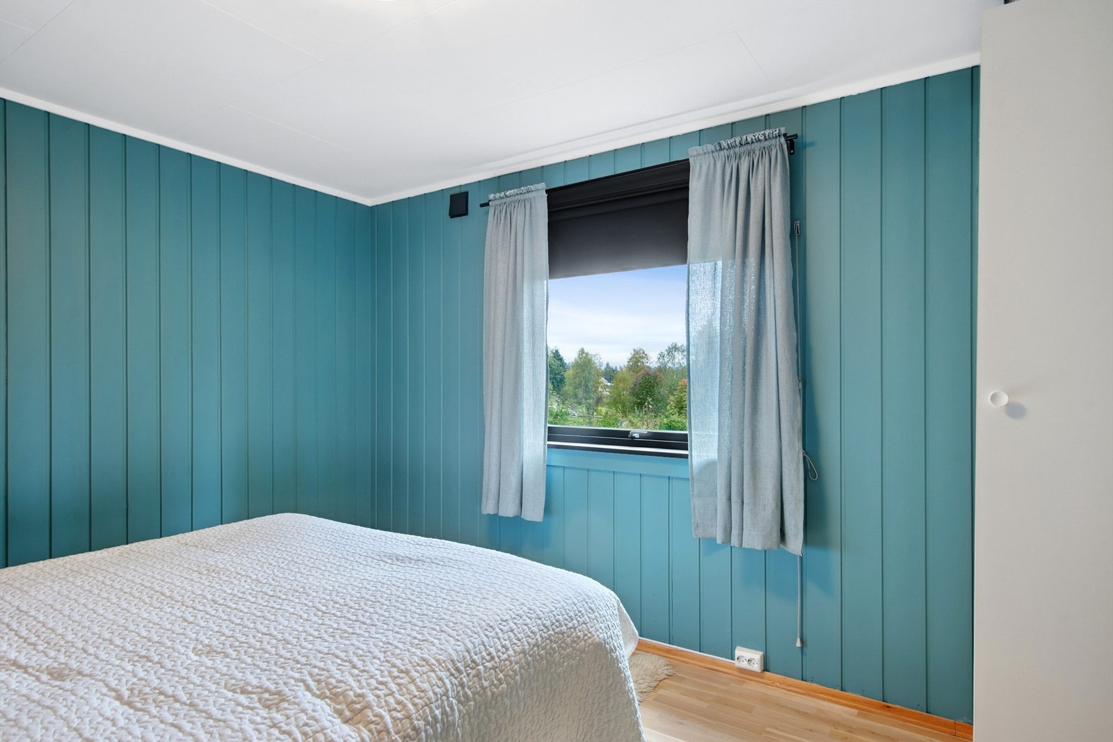 Rommet har panelkledde vegger og plass til garderobeløsning. Galleribilde