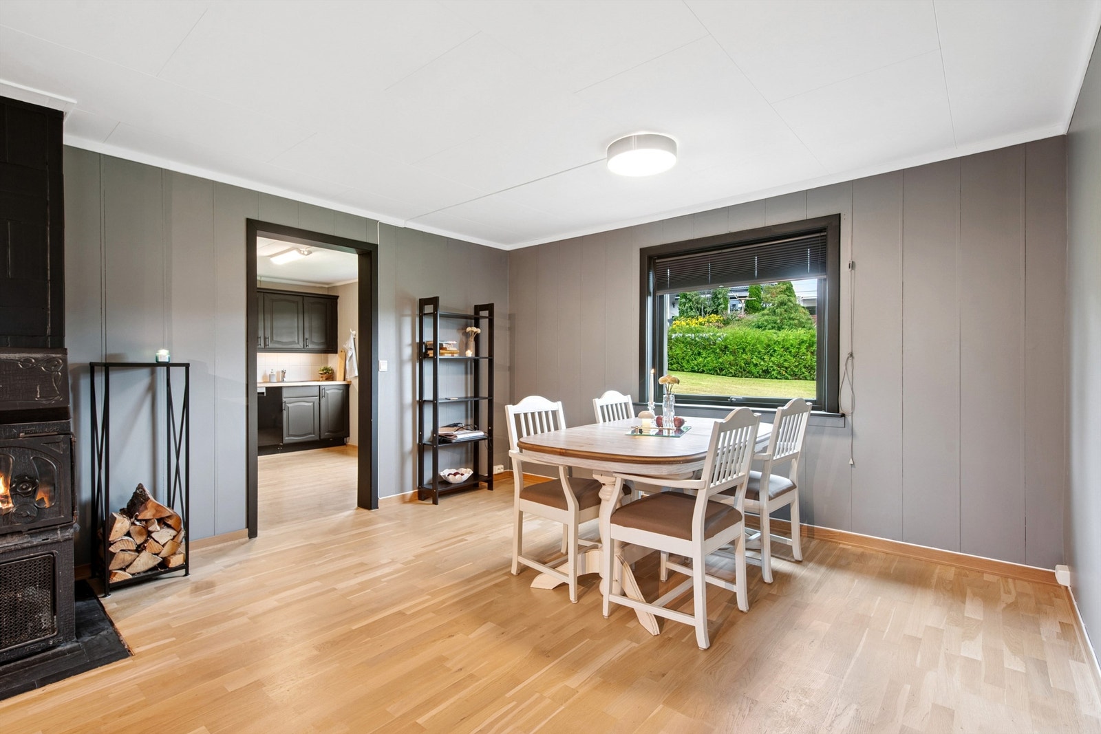 Spisestuen ligger i praktisk nærhet til både stuen og kjøkkenet. Galleribilde