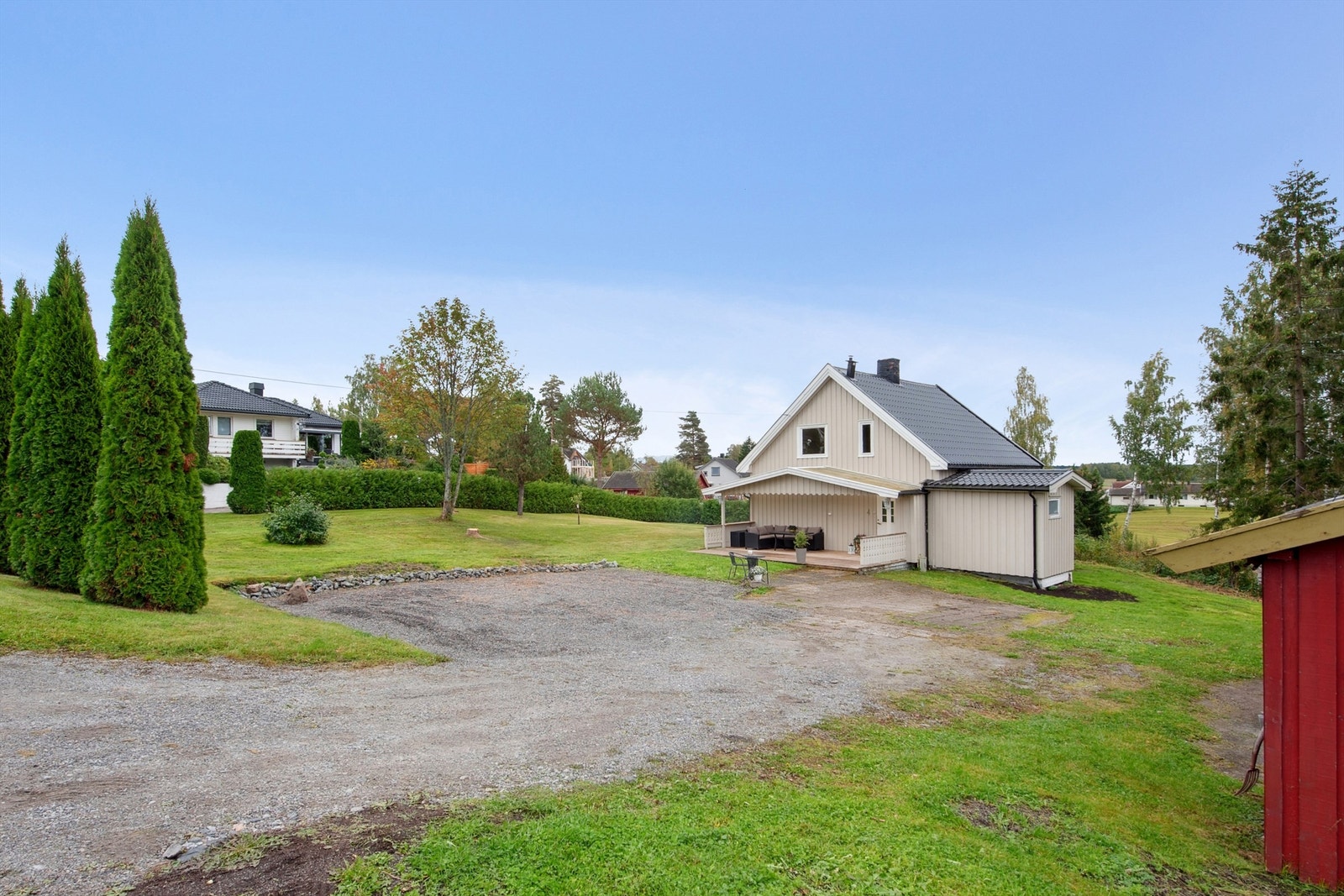 Den store, gruslagte gårdsplassen gir gode parkeringsmuligheter på egen tomt. Galleribilde