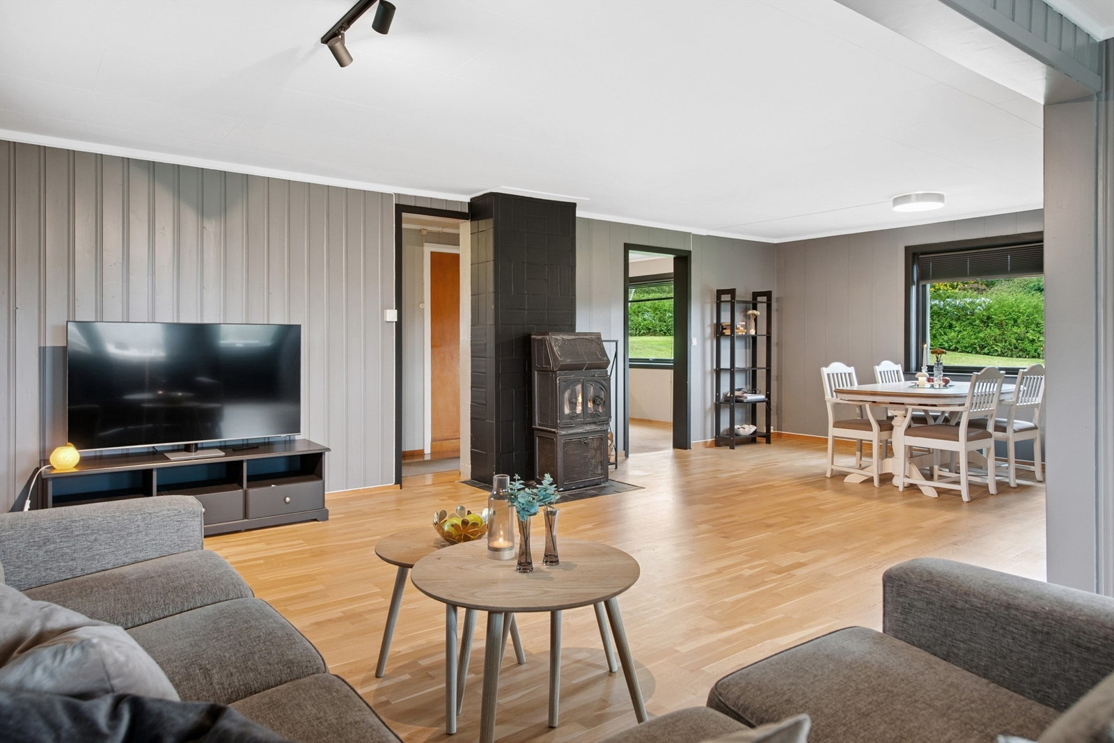 Stuen er et romslig samlingspunkt med nyslipte tregulv og god plass til flere soner. Galleribilde